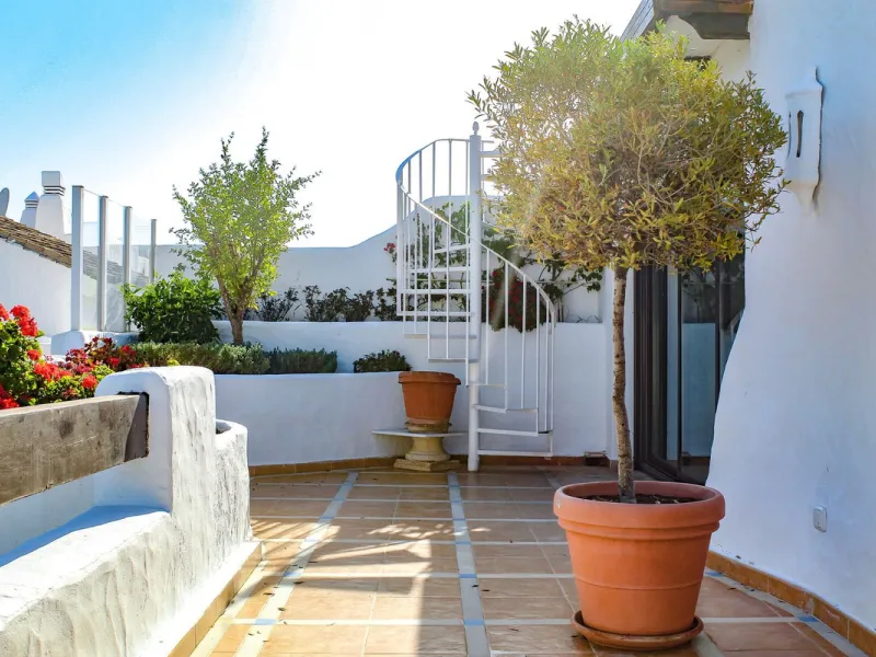 Very exclusive duplex penthouse, South facing, consisting in 3 bedrooms, 2 bathrooms, fully fitted kitchen and large lounge and dining area with access to a very nice terrace overlooking the fantastic gardens and pool area of the complex. On the upper flo