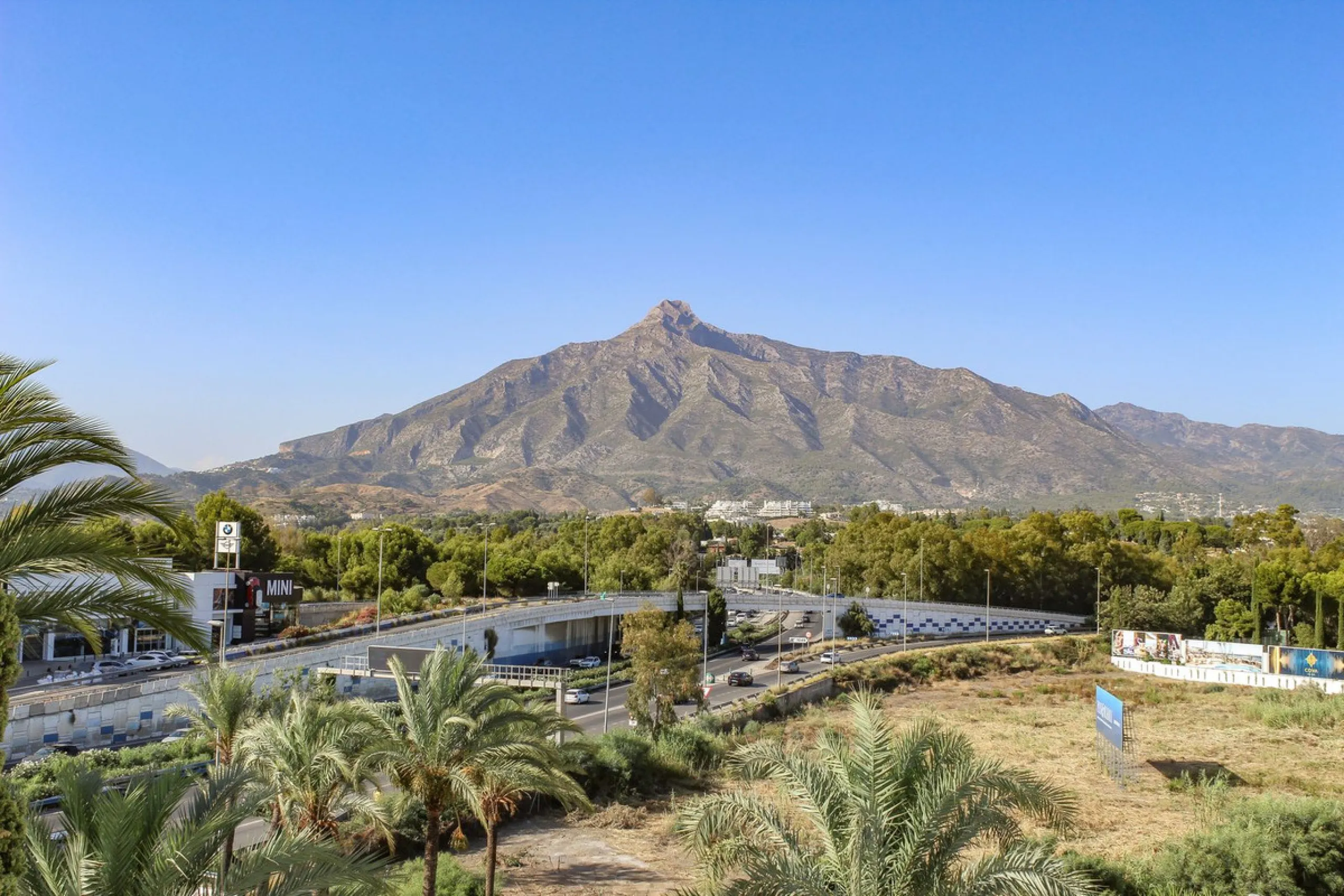 Very exclusive duplex penthouse, South facing, consisting in 3 bedrooms, 2 bathrooms, fully fitted kitchen and large lounge and dining area with access to a very nice terrace overlooking the fantastic gardens and pool area of the complex. On the upper flo