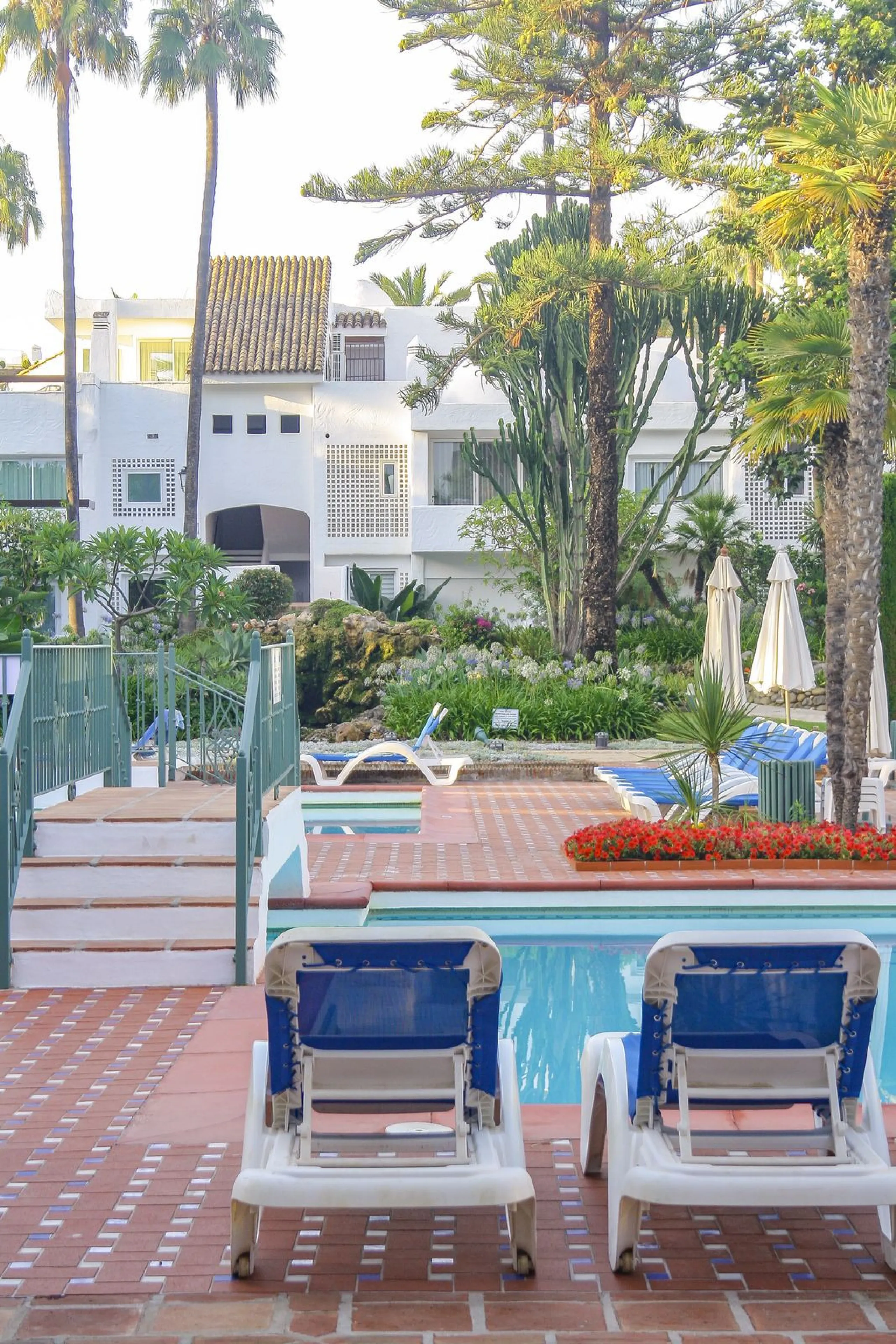 Very exclusive duplex penthouse, South facing, consisting in 3 bedrooms, 2 bathrooms, fully fitted kitchen and large lounge and dining area with access to a very nice terrace overlooking the fantastic gardens and pool area of the complex. On the upper flo