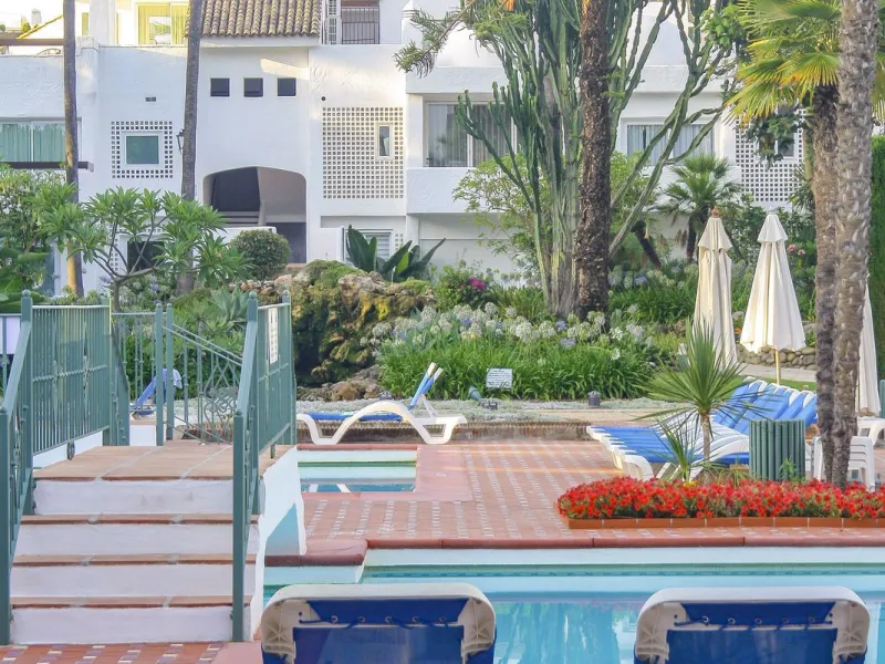 Very exclusive duplex penthouse, South facing, consisting in 3 bedrooms, 2 bathrooms, fully fitted kitchen and large lounge and dining area with access to a very nice terrace overlooking the fantastic gardens and pool area of the complex. On the upper flo