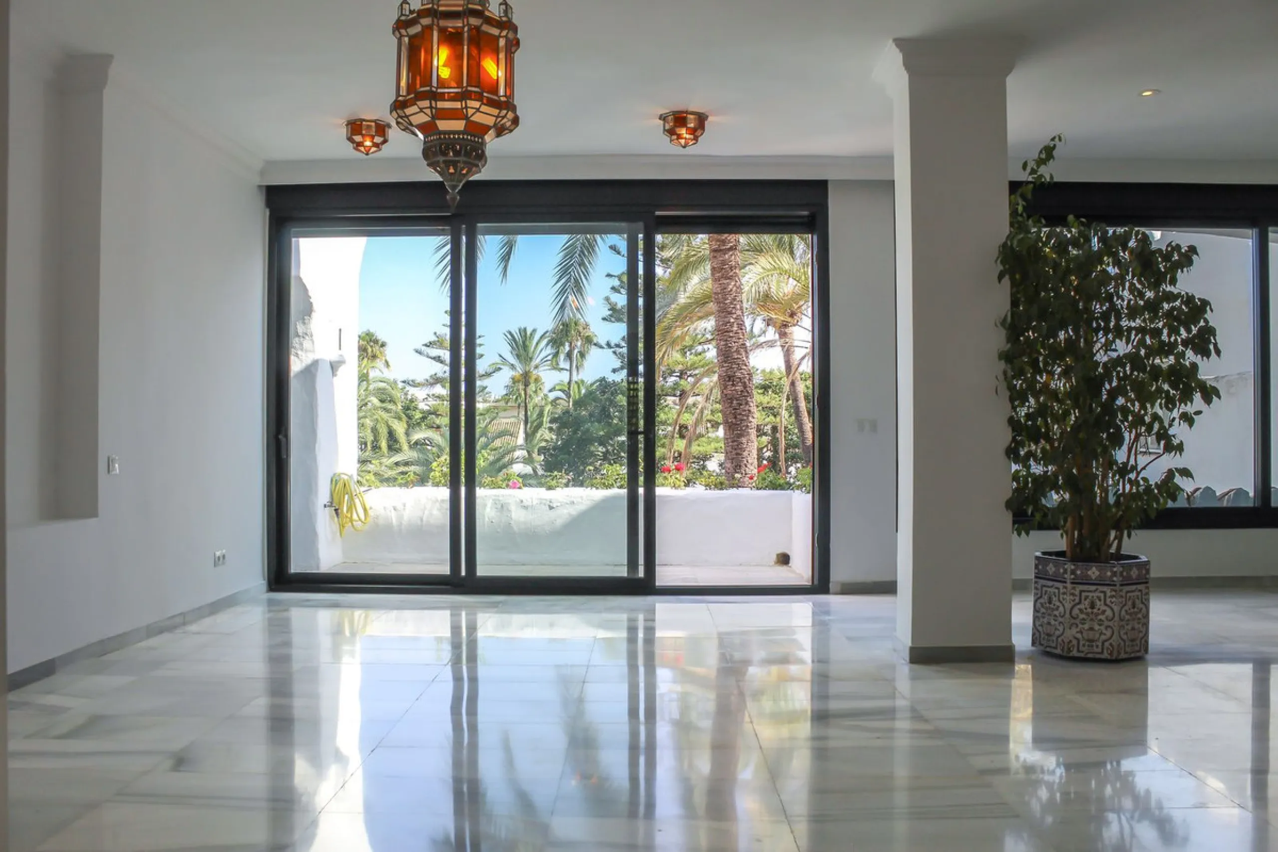 Very exclusive duplex penthouse, South facing, consisting in 3 bedrooms, 2 bathrooms, fully fitted kitchen and large lounge and dining area with access to a very nice terrace overlooking the fantastic gardens and pool area of the complex. On the upper flo