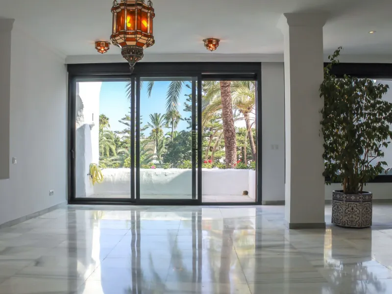 Very exclusive duplex penthouse, South facing, consisting in 3 bedrooms, 2 bathrooms, fully fitted kitchen and large lounge and dining area with access to a very nice terrace overlooking the fantastic gardens and pool area of the complex. On the upper flo
