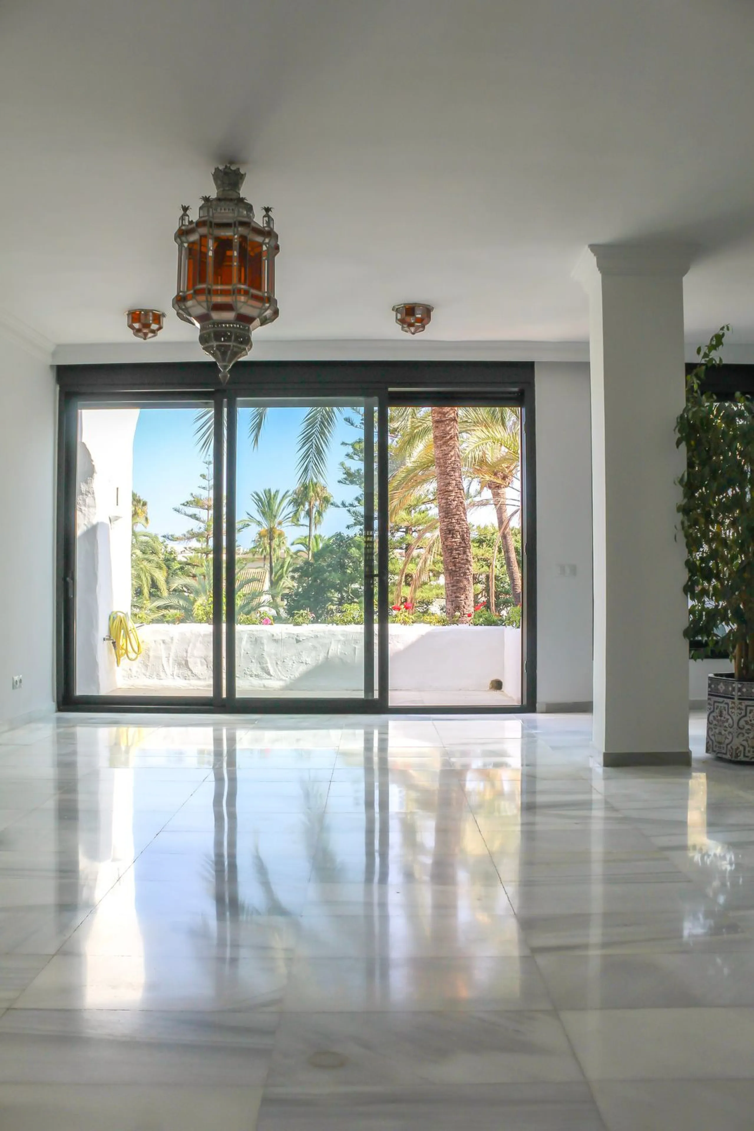 Very exclusive duplex penthouse, South facing, consisting in 3 bedrooms, 2 bathrooms, fully fitted kitchen and large lounge and dining area with access to a very nice terrace overlooking the fantastic gardens and pool area of the complex. On the upper flo