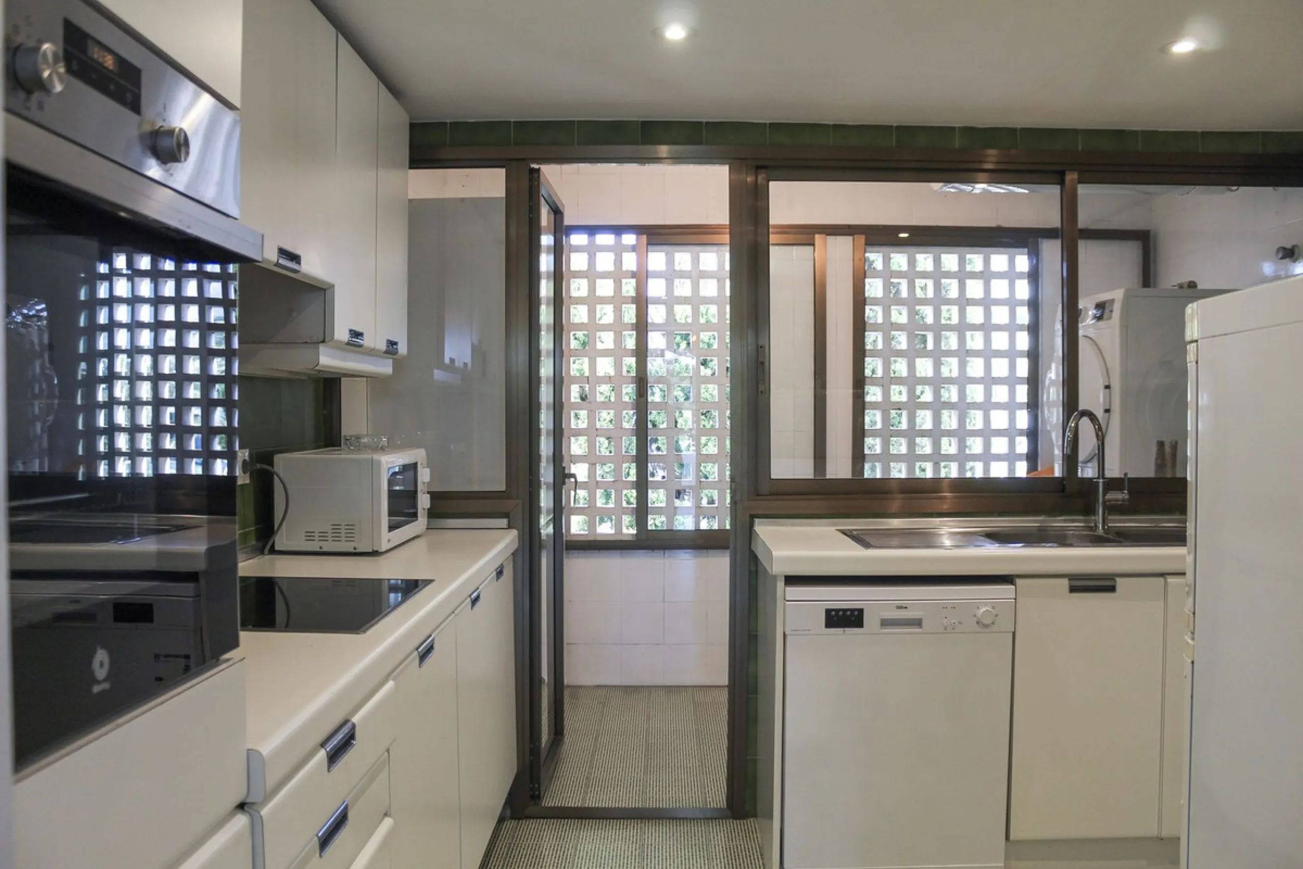 Very exclusive duplex penthouse, South facing, consisting in 3 bedrooms, 2 bathrooms, fully fitted kitchen and large lounge and dining area with access to a very nice terrace overlooking the fantastic gardens and pool area of the complex. On the upper flo