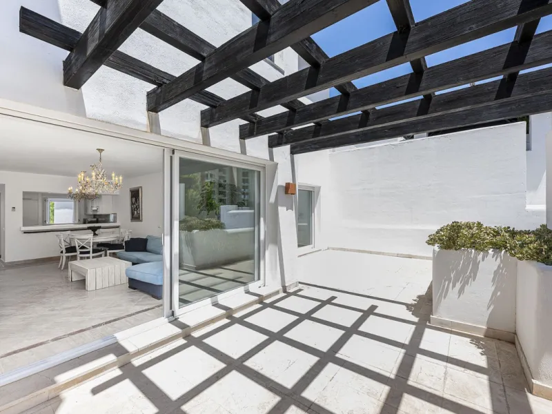 This spacious top floor apartment is perfect both as a vacation home and as a permanent residence due to its proximity to the beach, schools, and just a few minutes from the center of Marbella and all amenities.
