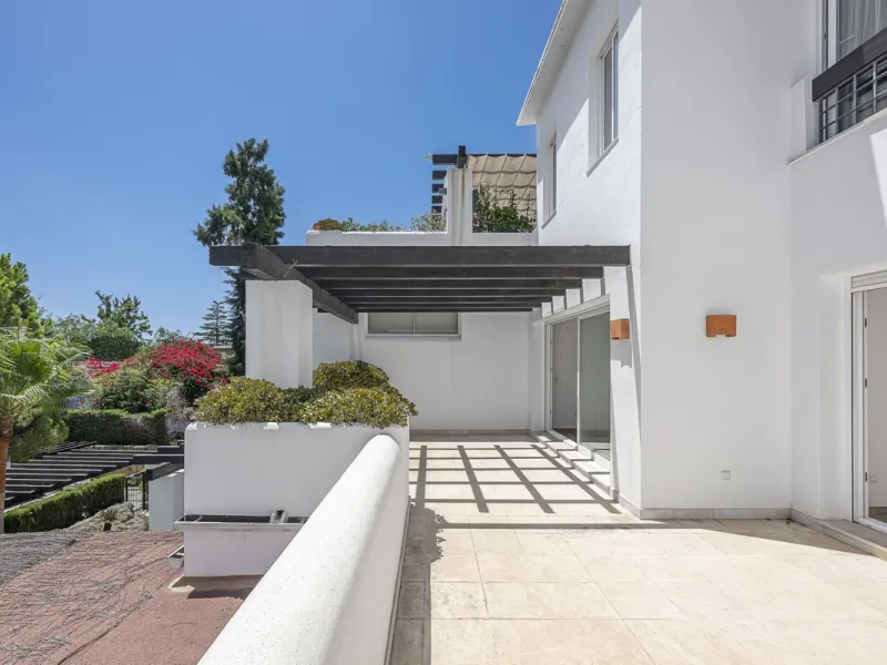 Apartment - Top Floor Apartment в продаже в Marbella, Málaga. В доме 2 спален и 2 ванных комнат. Площадь дома 135 м²