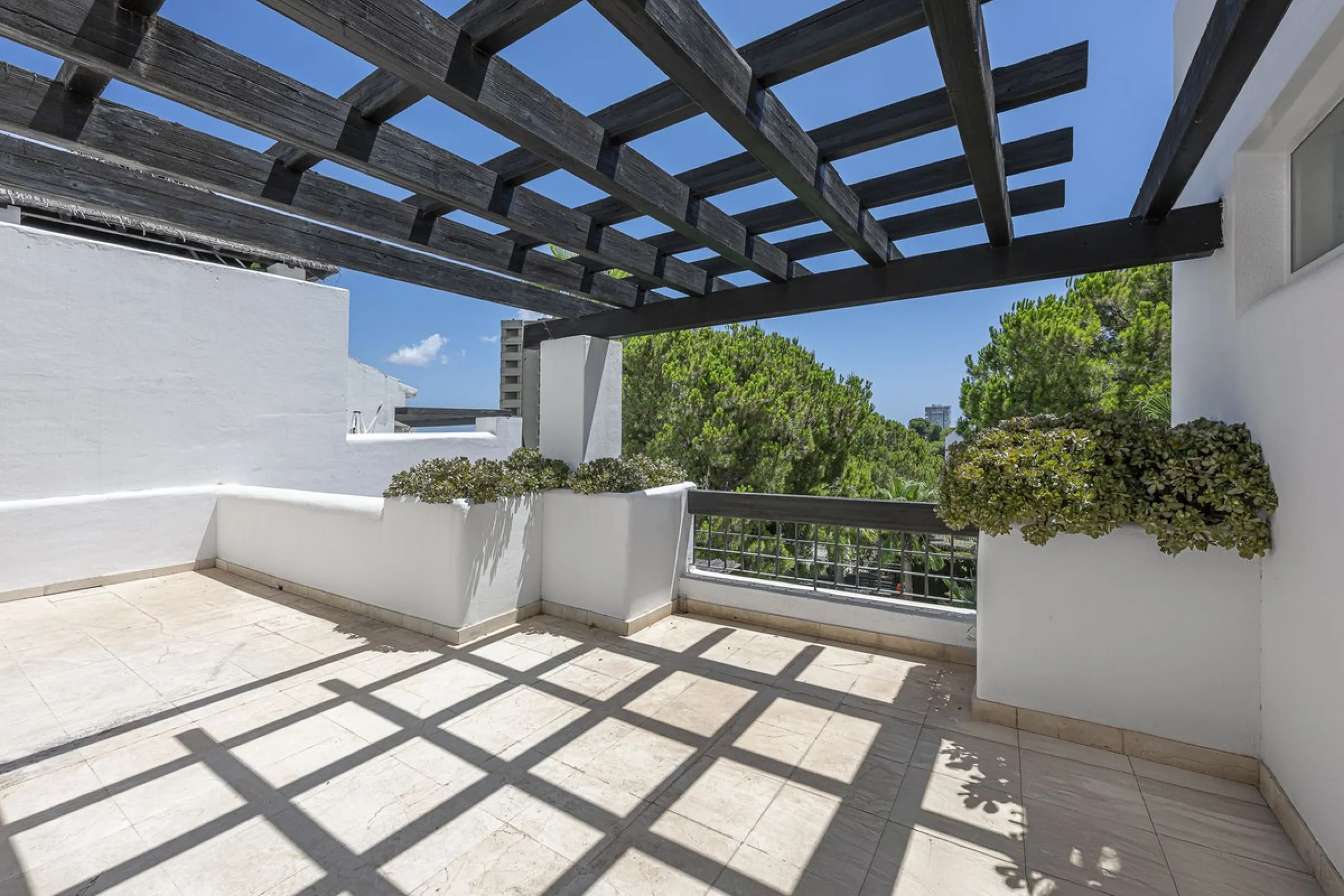 Apartment - Top Floor Apartment в продаже в Marbella, Málaga. В доме 2 спален и 2 ванных комнат. Площадь дома 135 м²