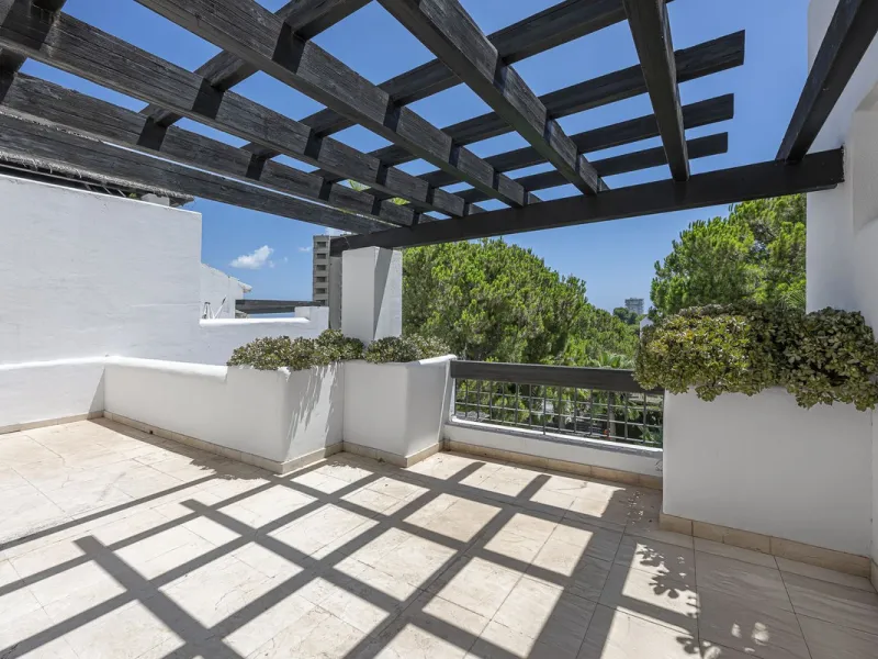 Apartment - Top Floor Apartment в продаже в Marbella, Málaga. В доме 2 спален и 2 ванных комнат. Площадь дома 135 м²