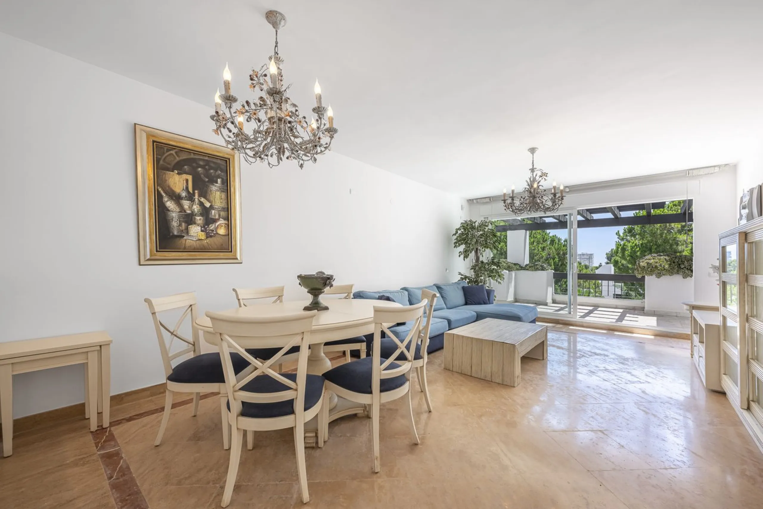 Apartment - Top Floor Apartment в продаже в Marbella, Málaga. В доме 2 спален и 2 ванных комнат. Площадь дома 135 м²