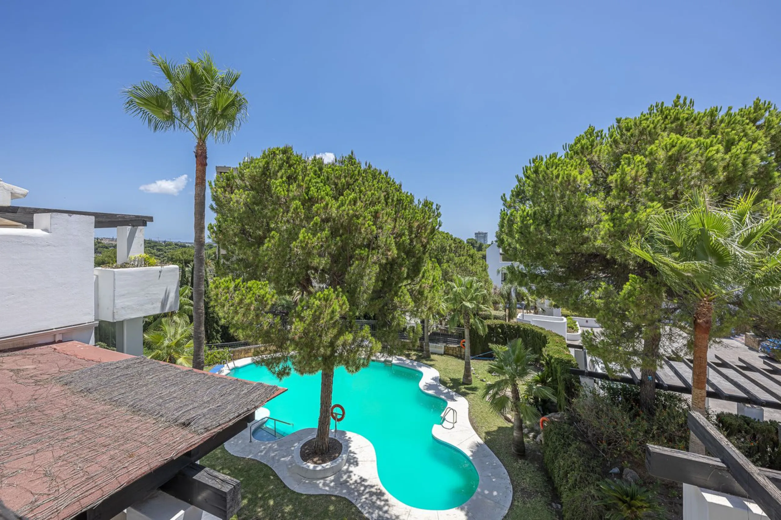 Apartment - Top Floor Apartment в продаже в Marbella, Málaga. В доме 2 спален и 2 ванных комнат. Площадь дома 135 м²