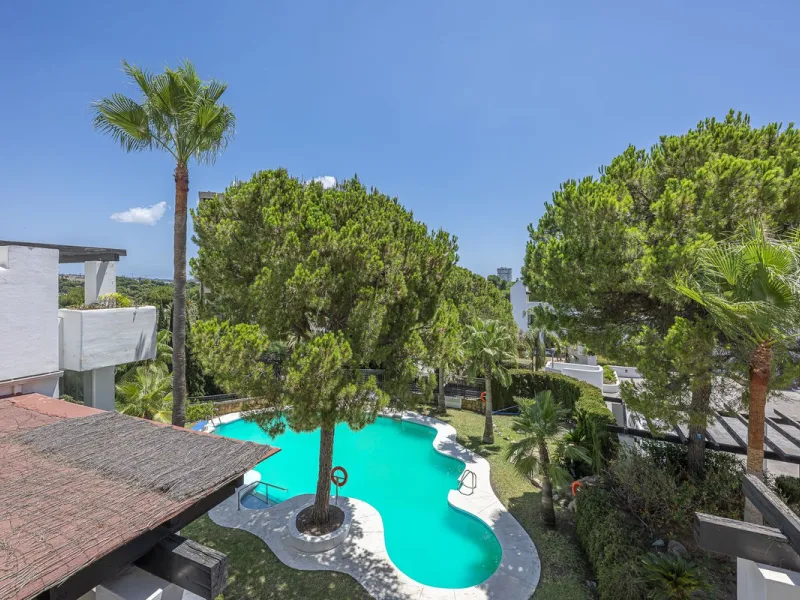 Apartment - Top Floor Apartment в продаже в Marbella, Málaga. В доме 2 спален и 2 ванных комнат. Площадь дома 135 м²