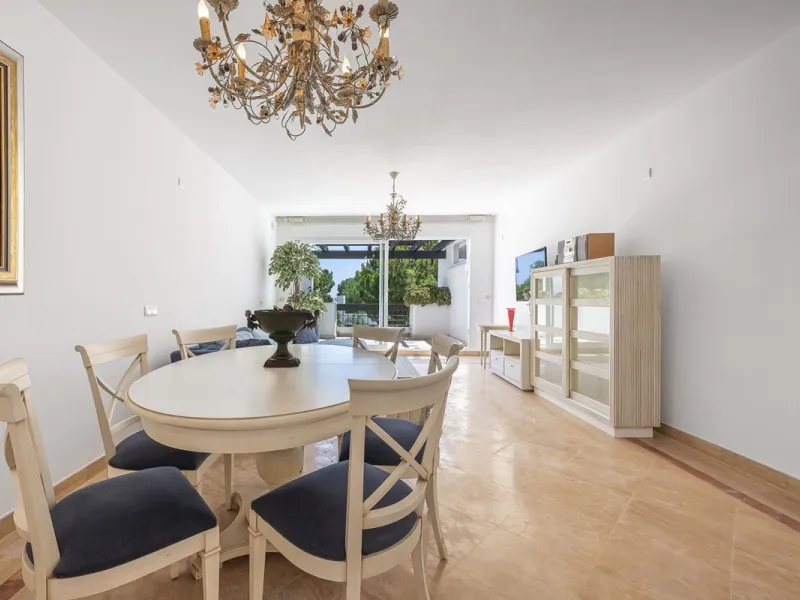 Apartment - Top Floor Apartment в продаже в Marbella, Málaga. В доме 2 спален и 2 ванных комнат. Площадь дома 135 м²