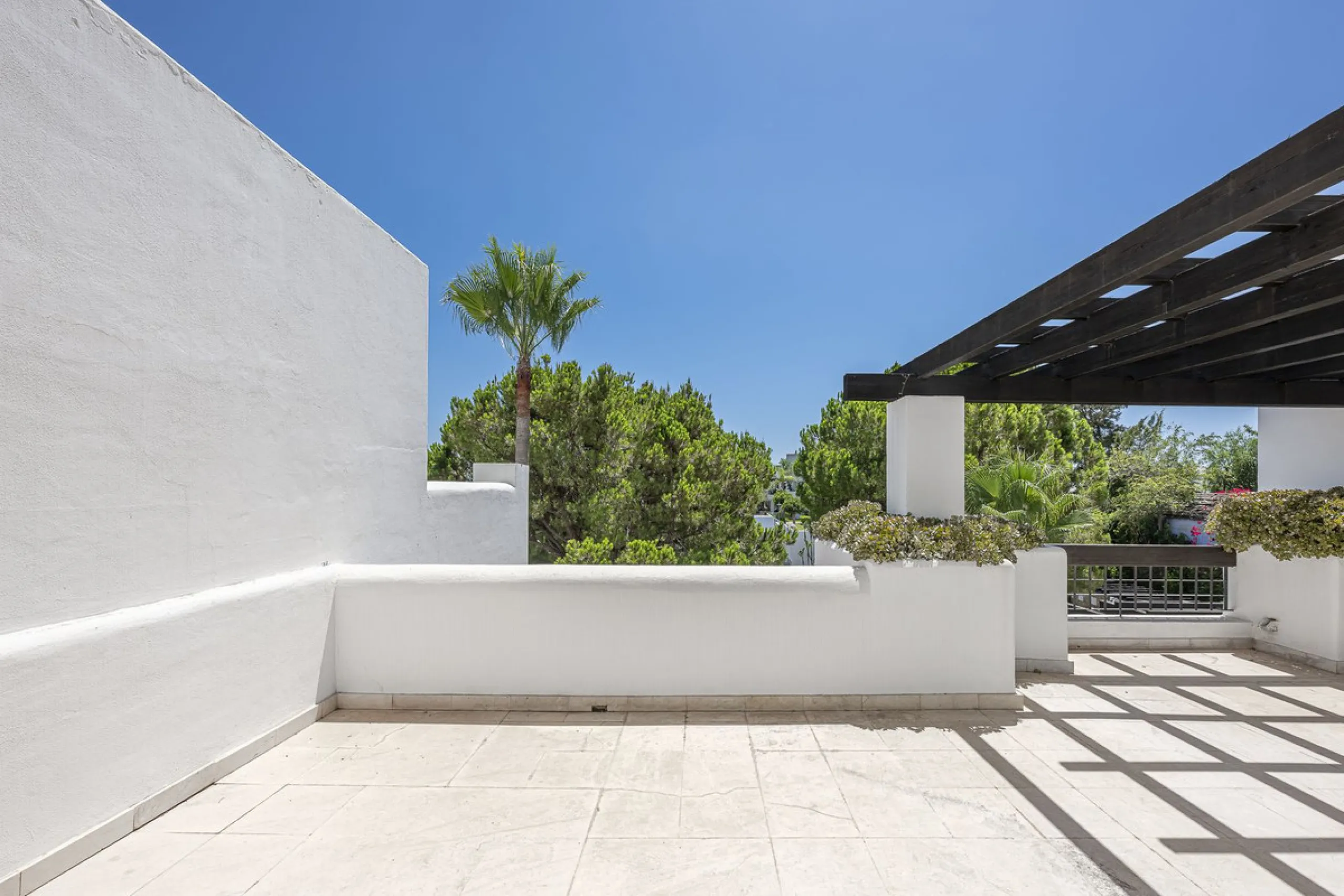 Apartment - Top Floor Apartment в продаже в Marbella, Málaga. В доме 2 спален и 2 ванных комнат. Площадь дома 135 м²