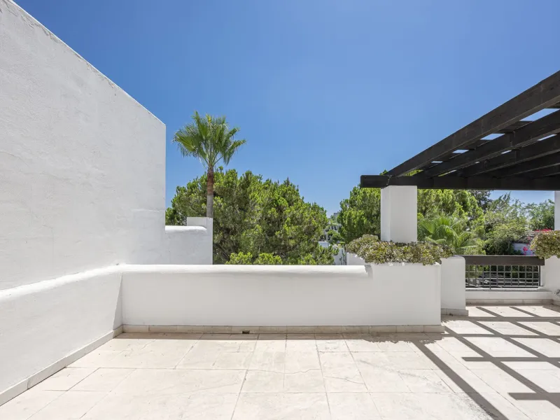 Apartment - Top Floor Apartment в продаже в Marbella, Málaga. В доме 2 спален и 2 ванных комнат. Площадь дома 135 м²