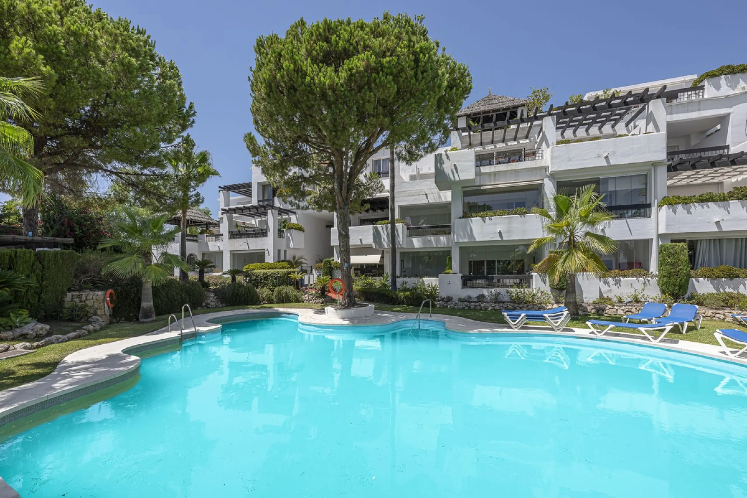 Apartment - Top Floor Apartment в продаже в Marbella, Málaga. В доме 2 спален и 2 ванных комнат. Площадь дома 135 м²