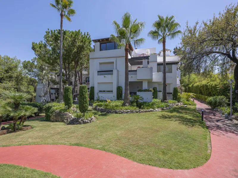 Apartment - Top Floor Apartment в продаже в Marbella, Málaga. В доме 2 спален и 2 ванных комнат. Площадь дома 135 м²