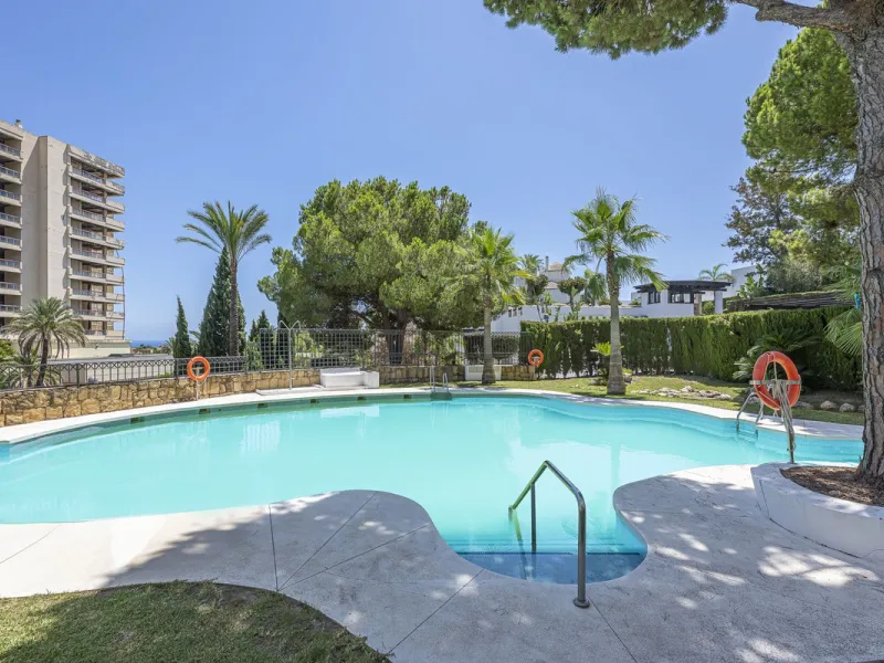 Apartment - Top Floor Apartment в продаже в Marbella, Málaga. В доме 2 спален и 2 ванных комнат. Площадь дома 135 м²