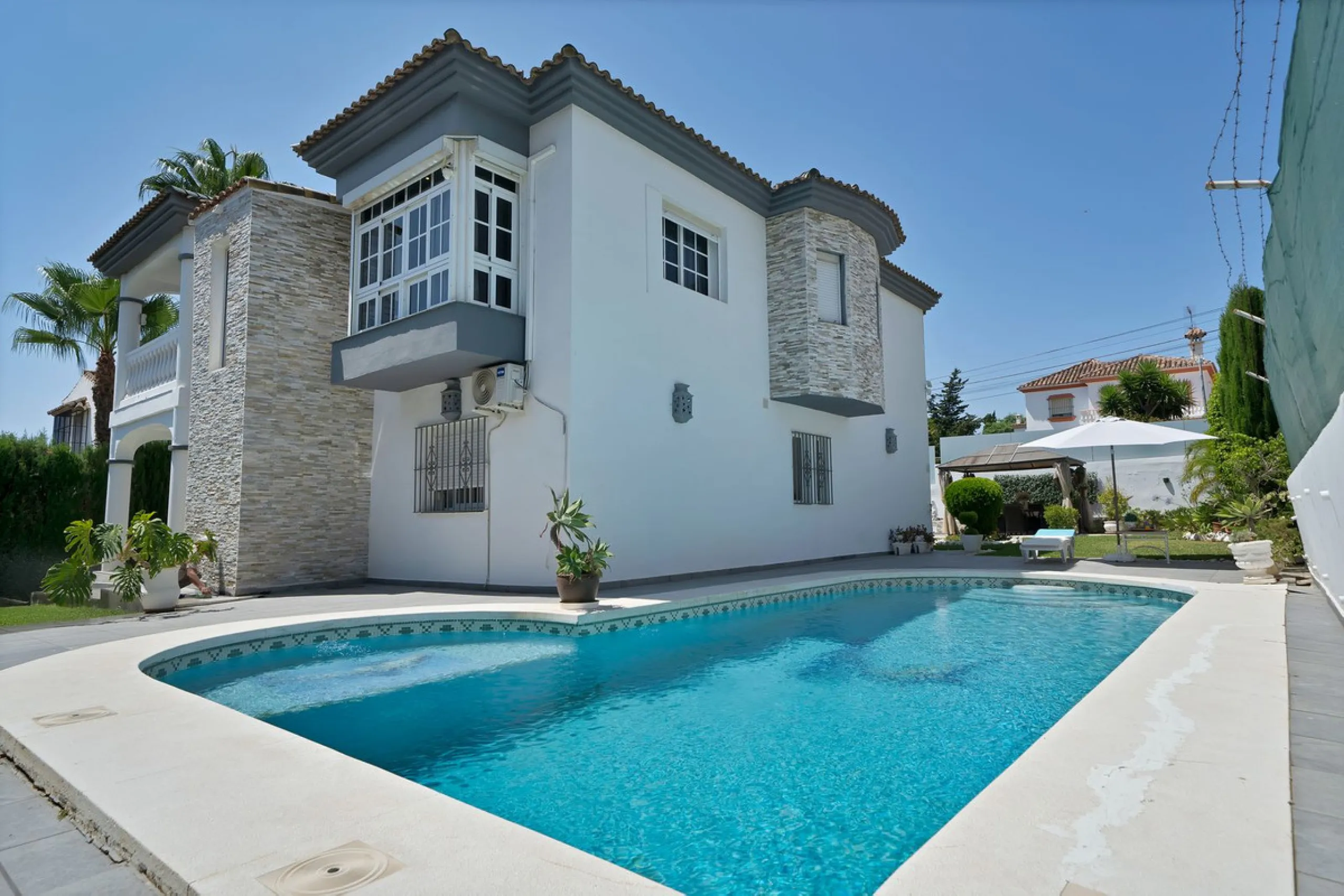 Located in the peaceful and sought-after area of Buenas Noches, just 2 minutes from the beach, this stunning property has been fully renovated using high-quality materials and refined contemporary design. Ideal as a family home or a second residence, it o