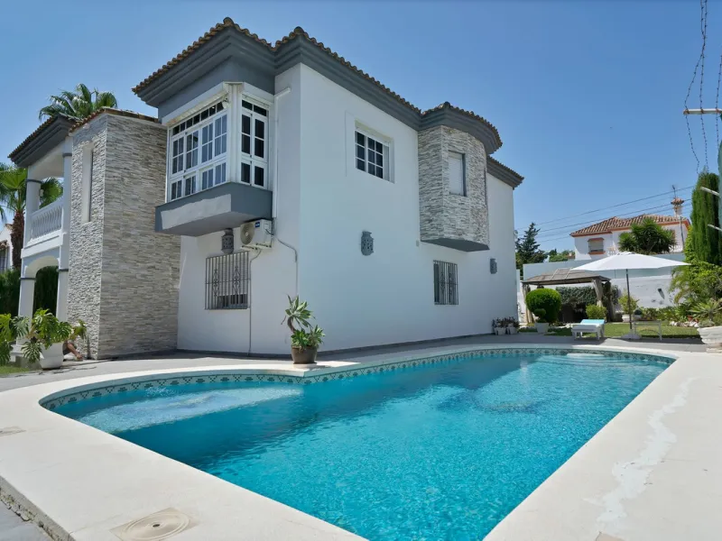 Located in the peaceful and sought-after area of Buenas Noches, just 2 minutes from the beach, this stunning property has been fully renovated using high-quality materials and refined contemporary design. Ideal as a family home or a second residence, it o