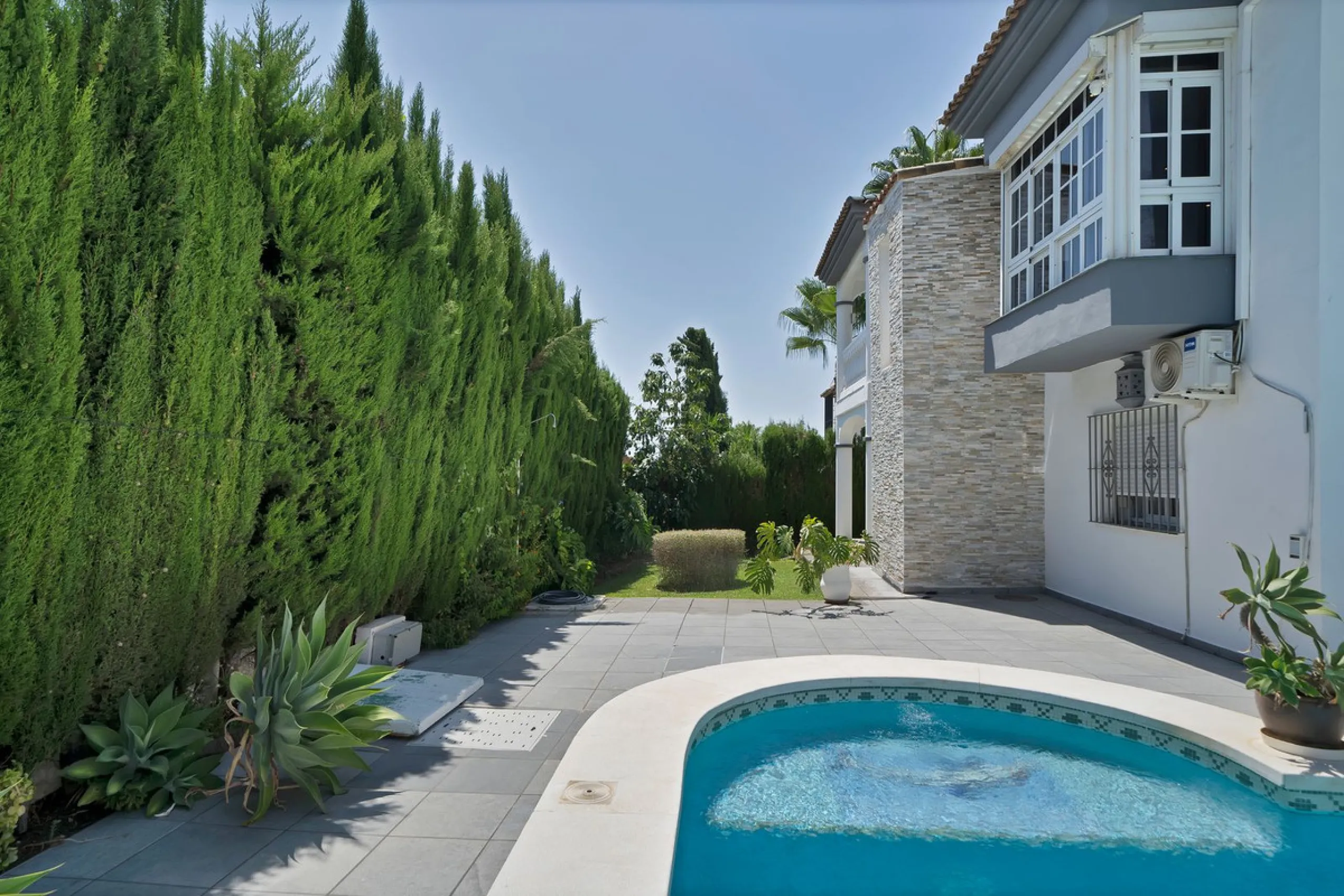 Located in the peaceful and sought-after area of Buenas Noches, just 2 minutes from the beach, this stunning property has been fully renovated using high-quality materials and refined contemporary design. Ideal as a family home or a second residence, it o