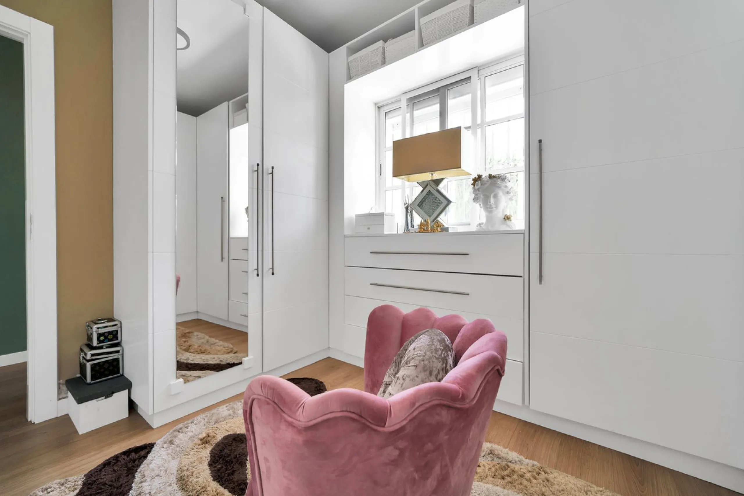 Located in the peaceful and sought-after area of Buenas Noches, just 2 minutes from the beach, this stunning property has been fully renovated using high-quality materials and refined contemporary design. Ideal as a family home or a second residence, it o