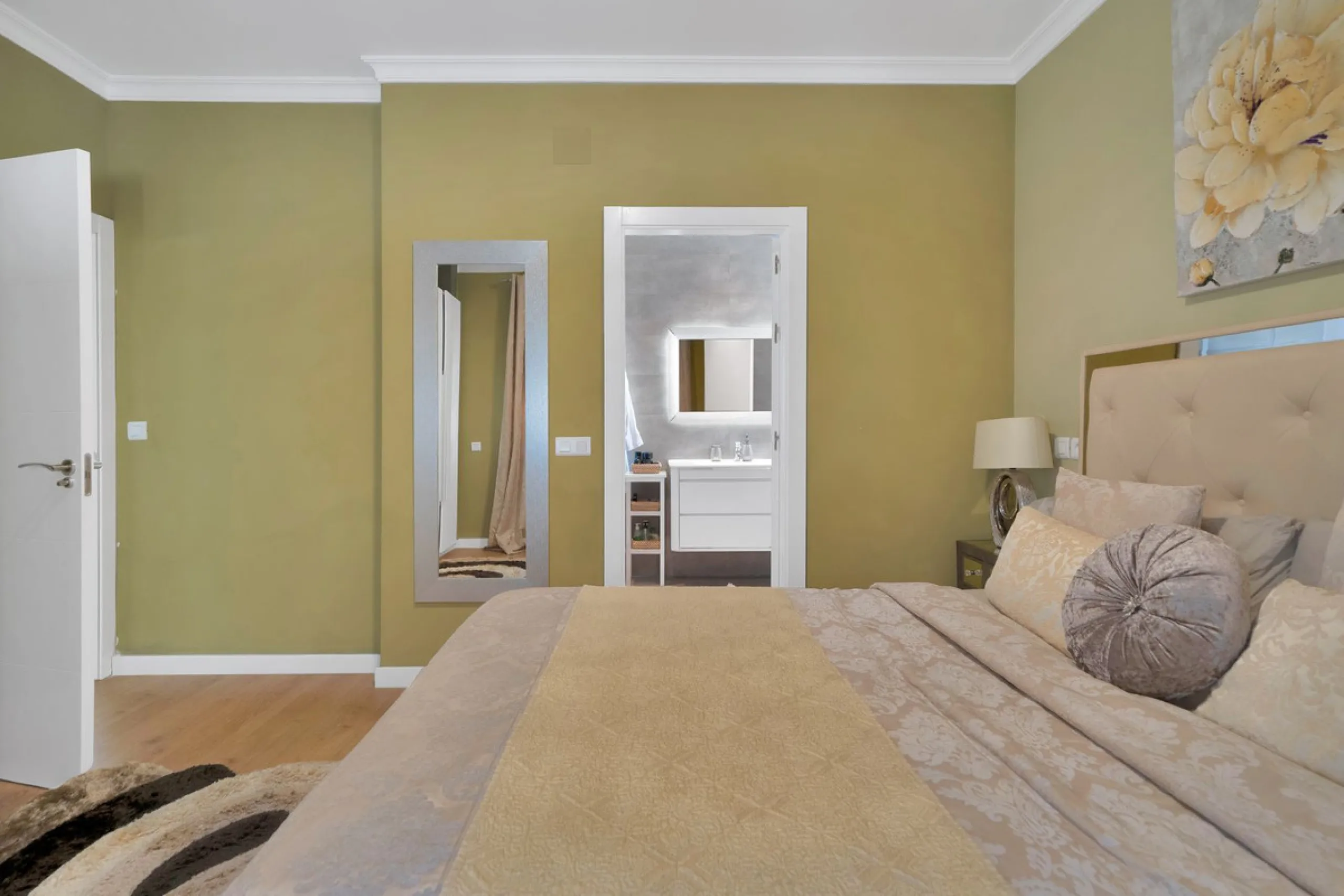 Located in the peaceful and sought-after area of Buenas Noches, just 2 minutes from the beach, this stunning property has been fully renovated using high-quality materials and refined contemporary design. Ideal as a family home or a second residence, it o