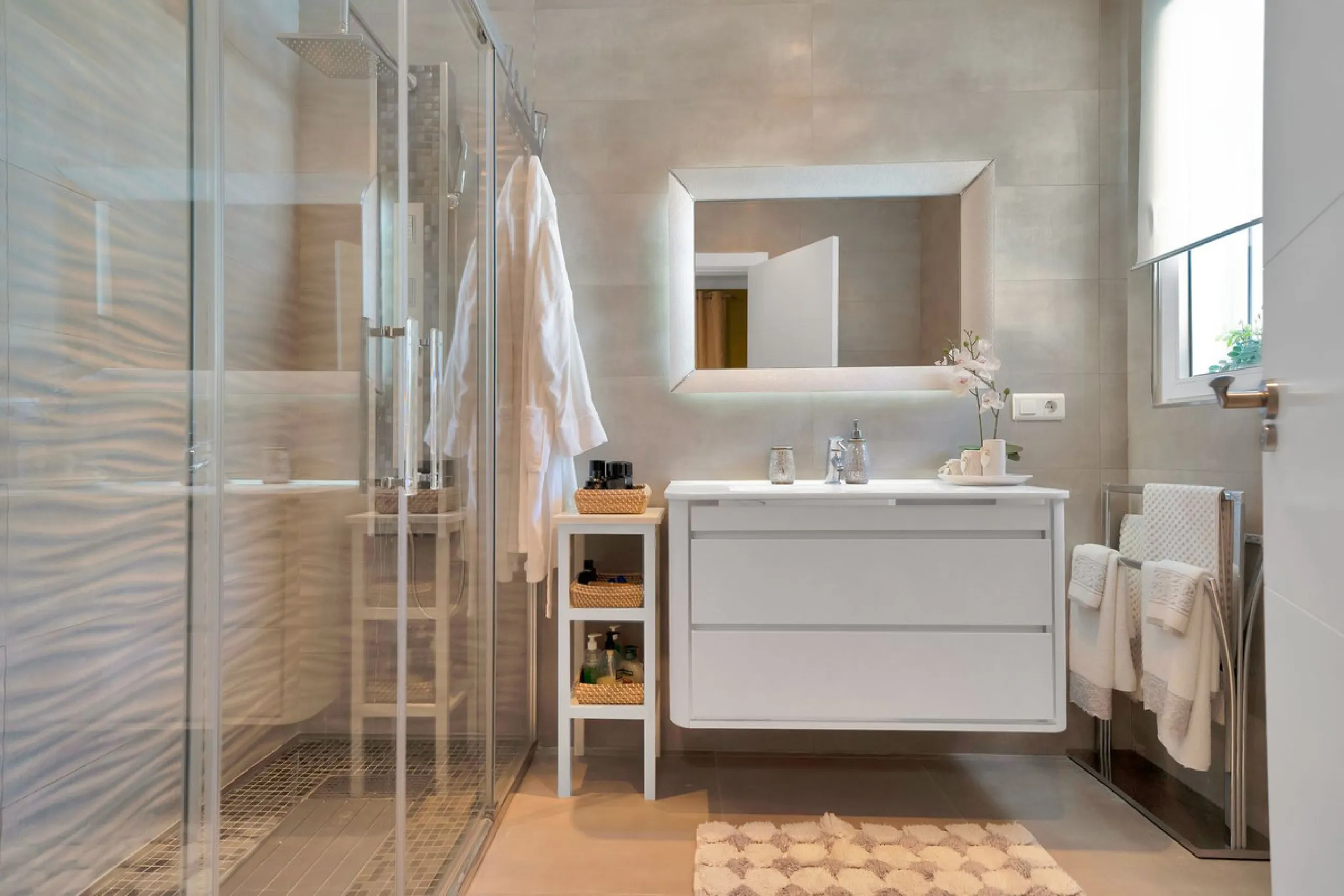 Located in the peaceful and sought-after area of Buenas Noches, just 2 minutes from the beach, this stunning property has been fully renovated using high-quality materials and refined contemporary design. Ideal as a family home or a second residence, it o
