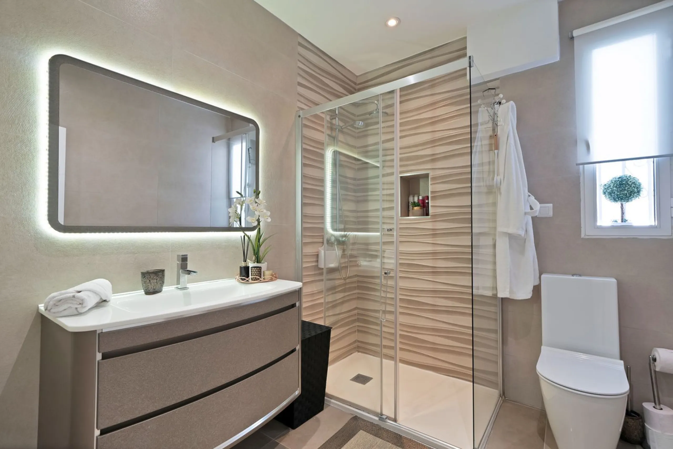 Located in the peaceful and sought-after area of Buenas Noches, just 2 minutes from the beach, this stunning property has been fully renovated using high-quality materials and refined contemporary design. Ideal as a family home or a second residence, it o