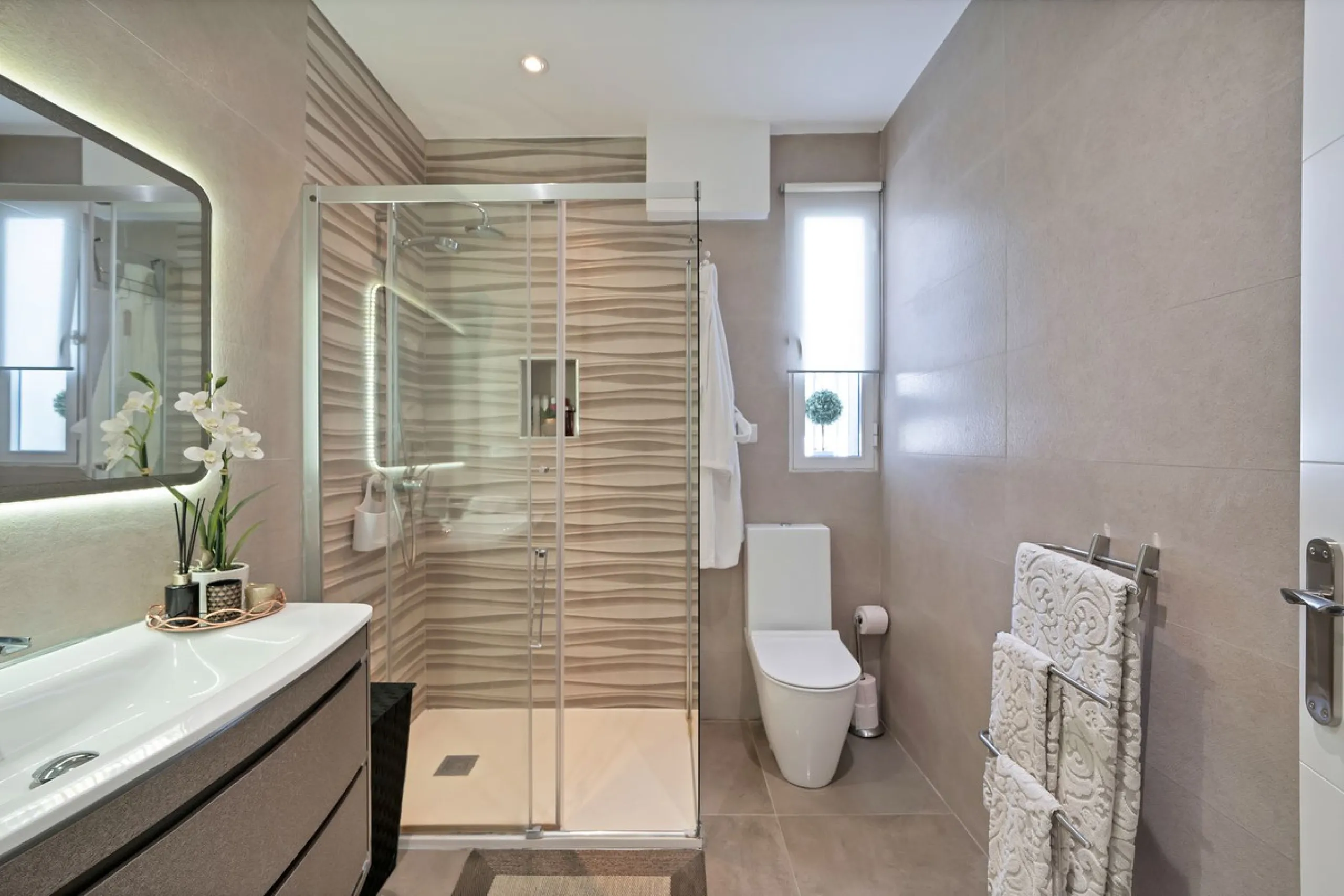 Located in the peaceful and sought-after area of Buenas Noches, just 2 minutes from the beach, this stunning property has been fully renovated using high-quality materials and refined contemporary design. Ideal as a family home or a second residence, it o
