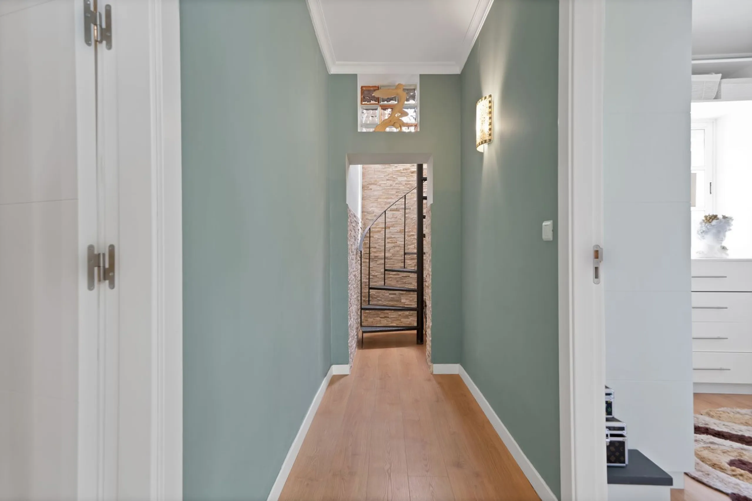 Located in the peaceful and sought-after area of Buenas Noches, just 2 minutes from the beach, this stunning property has been fully renovated using high-quality materials and refined contemporary design. Ideal as a family home or a second residence, it o