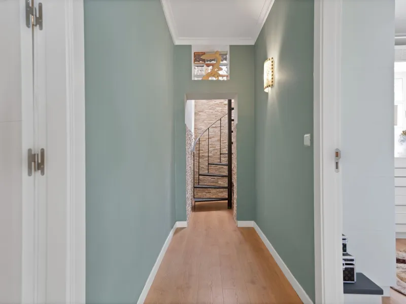 Located in the peaceful and sought-after area of Buenas Noches, just 2 minutes from the beach, this stunning property has been fully renovated using high-quality materials and refined contemporary design. Ideal as a family home or a second residence, it o