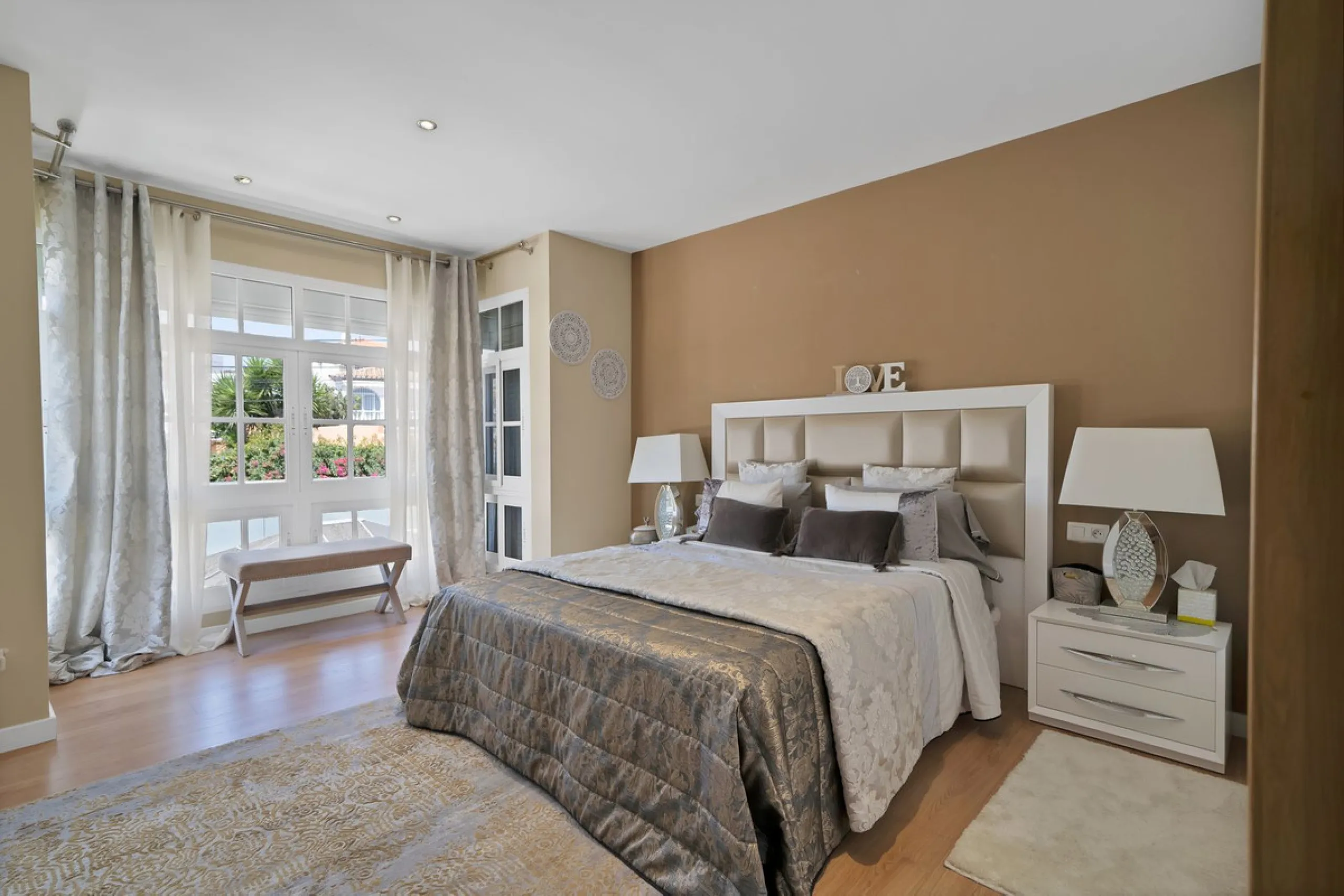 Located in the peaceful and sought-after area of Buenas Noches, just 2 minutes from the beach, this stunning property has been fully renovated using high-quality materials and refined contemporary design. Ideal as a family home or a second residence, it o