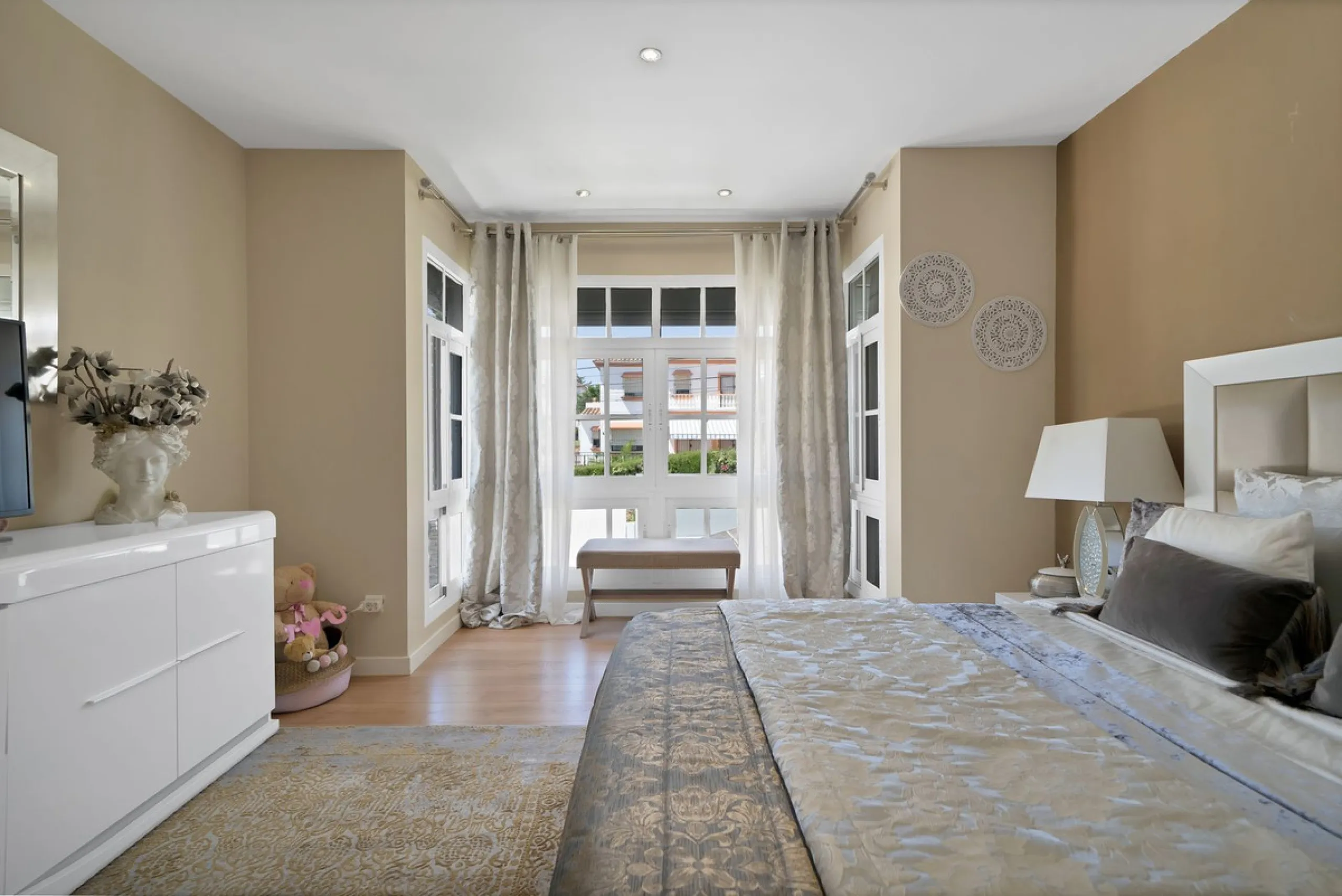 Located in the peaceful and sought-after area of Buenas Noches, just 2 minutes from the beach, this stunning property has been fully renovated using high-quality materials and refined contemporary design. Ideal as a family home or a second residence, it o