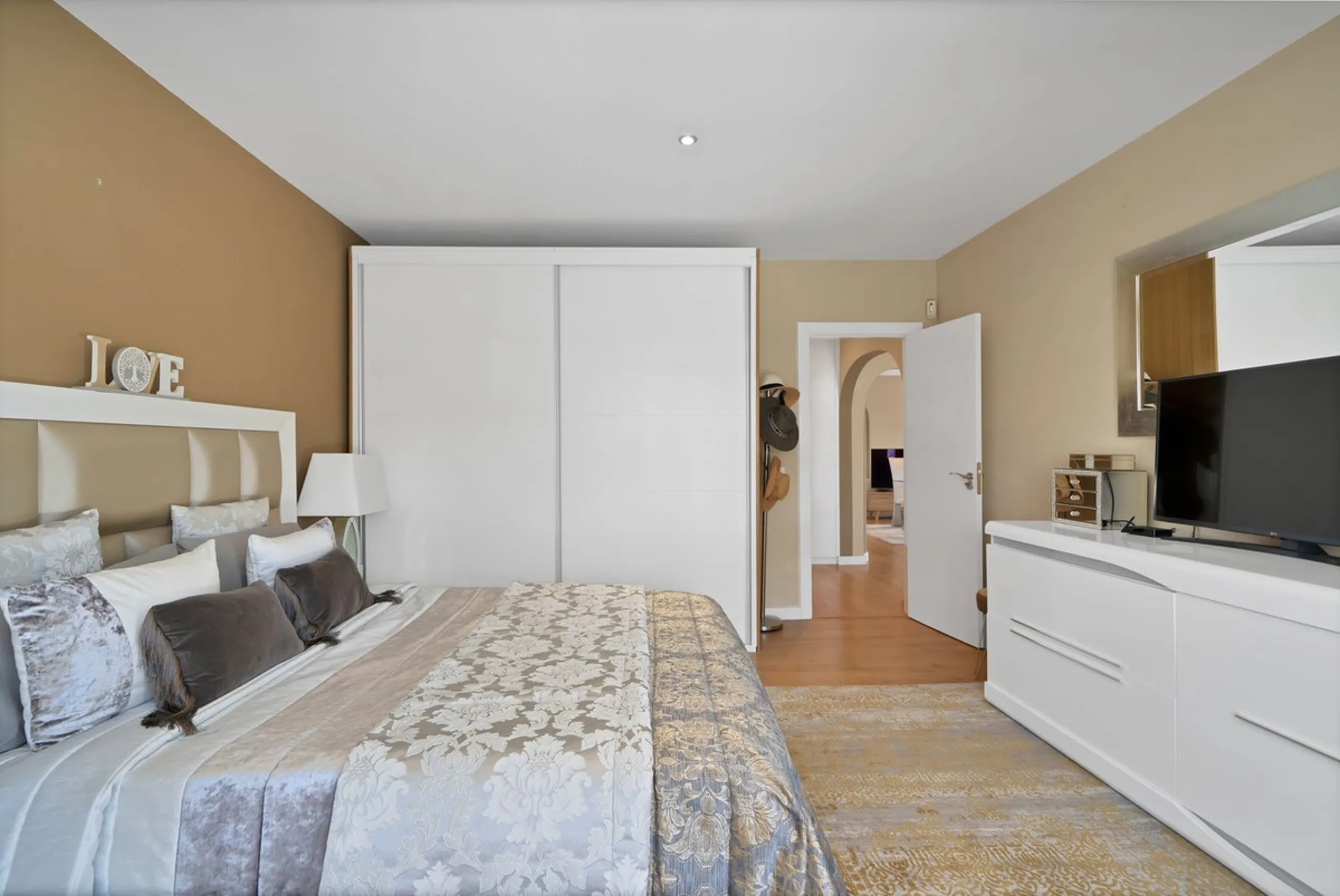 Located in the peaceful and sought-after area of Buenas Noches, just 2 minutes from the beach, this stunning property has been fully renovated using high-quality materials and refined contemporary design. Ideal as a family home or a second residence, it o