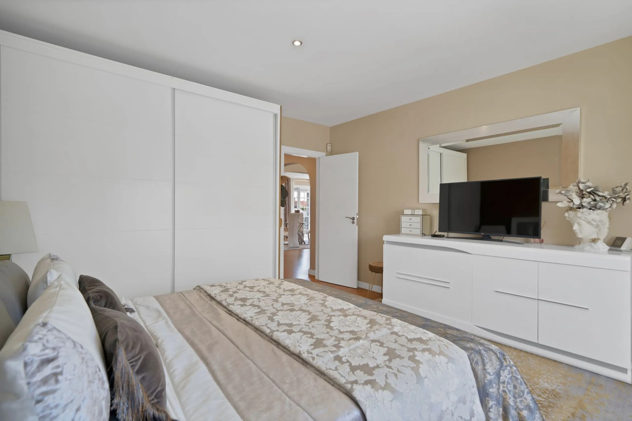 Located in the peaceful and sought-after area of Buenas Noches, just 2 minutes from the beach, this stunning property has been fully renovated using high-quality materials and refined contemporary design. Ideal as a family home or a second residence, it o