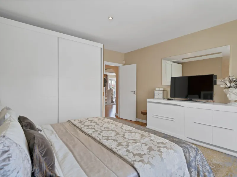 Located in the peaceful and sought-after area of Buenas Noches, just 2 minutes from the beach, this stunning property has been fully renovated using high-quality materials and refined contemporary design. Ideal as a family home or a second residence, it o