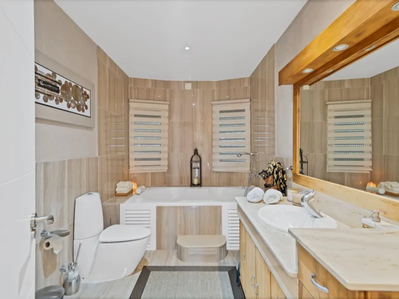 Located in the peaceful and sought-after area of Buenas Noches, just 2 minutes from the beach, this stunning property has been fully renovated using high-quality materials and refined contemporary design. Ideal as a family home or a second residence, it o