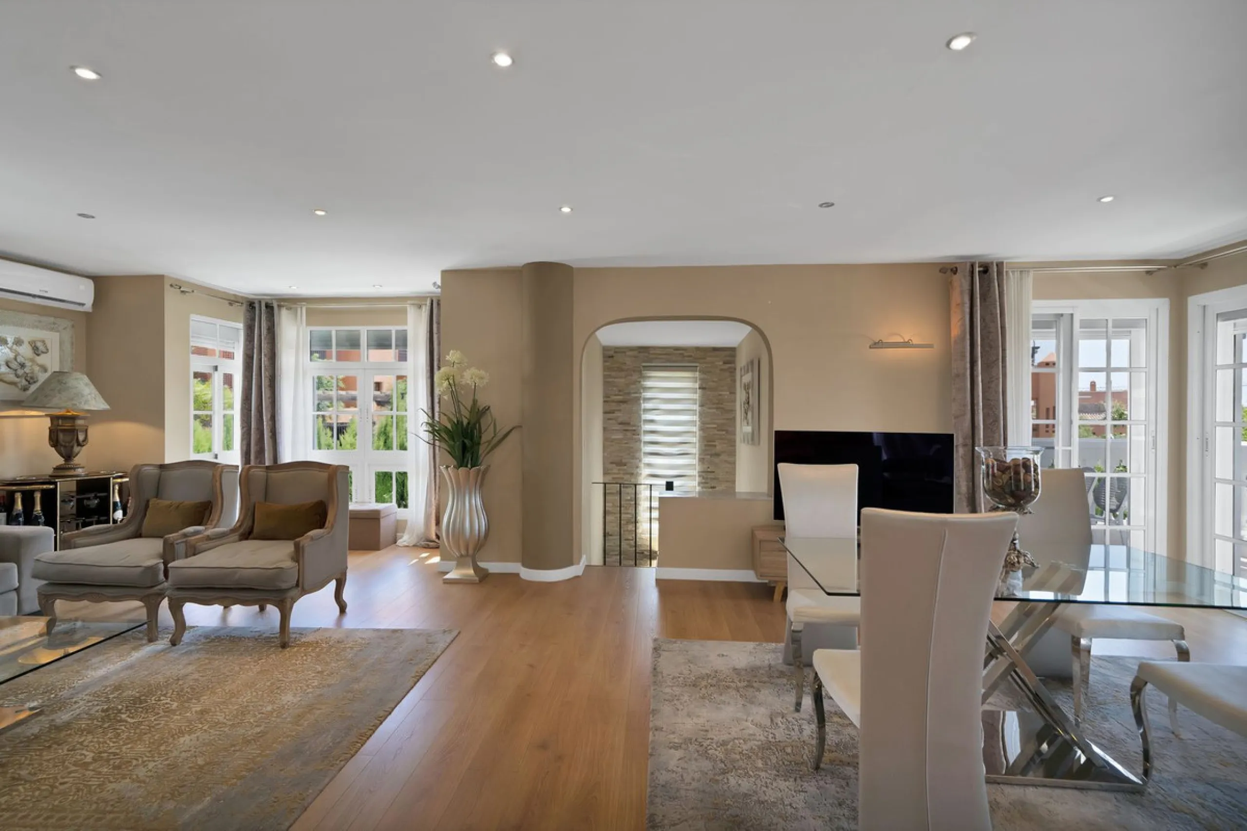 Located in the peaceful and sought-after area of Buenas Noches, just 2 minutes from the beach, this stunning property has been fully renovated using high-quality materials and refined contemporary design. Ideal as a family home or a second residence, it o