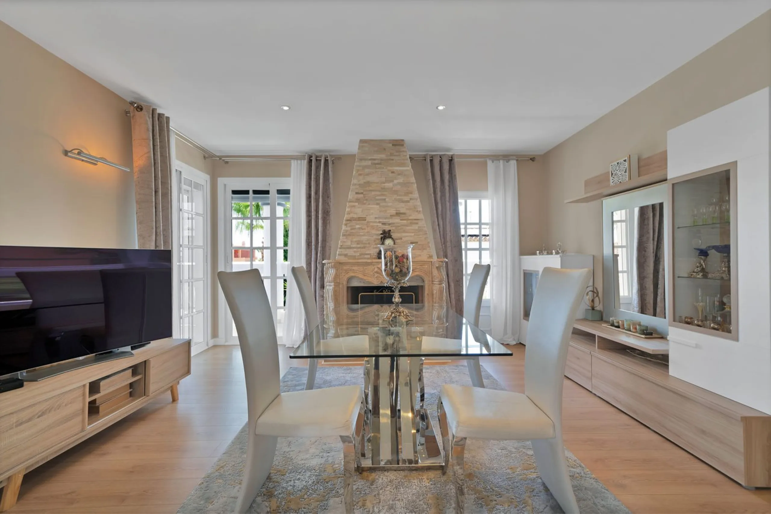 Located in the peaceful and sought-after area of Buenas Noches, just 2 minutes from the beach, this stunning property has been fully renovated using high-quality materials and refined contemporary design. Ideal as a family home or a second residence, it o