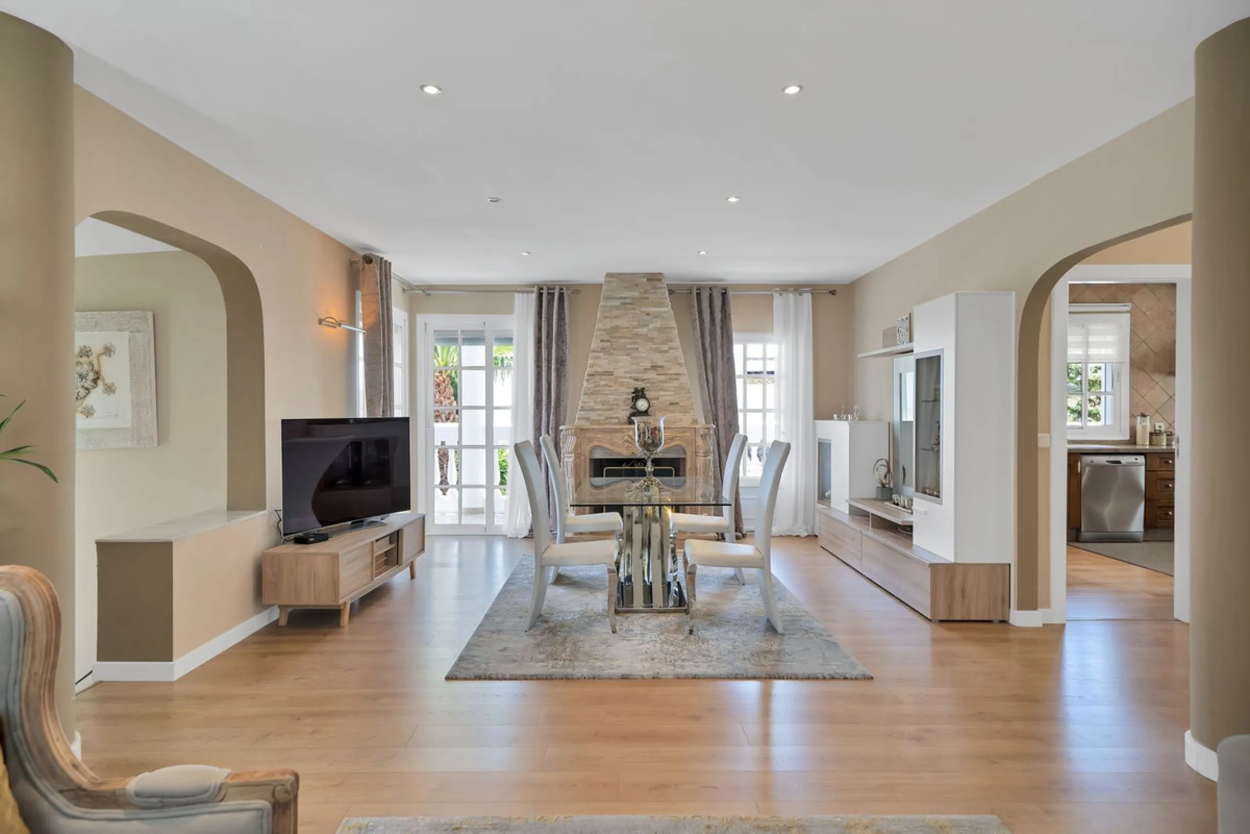 Located in the peaceful and sought-after area of Buenas Noches, just 2 minutes from the beach, this stunning property has been fully renovated using high-quality materials and refined contemporary design. Ideal as a family home or a second residence, it o
