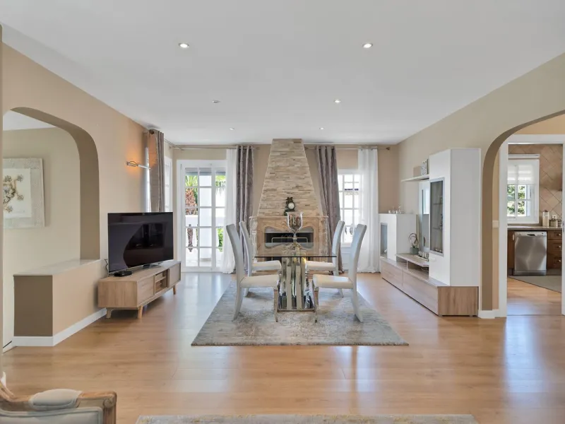 Located in the peaceful and sought-after area of Buenas Noches, just 2 minutes from the beach, this stunning property has been fully renovated using high-quality materials and refined contemporary design. Ideal as a family home or a second residence, it o