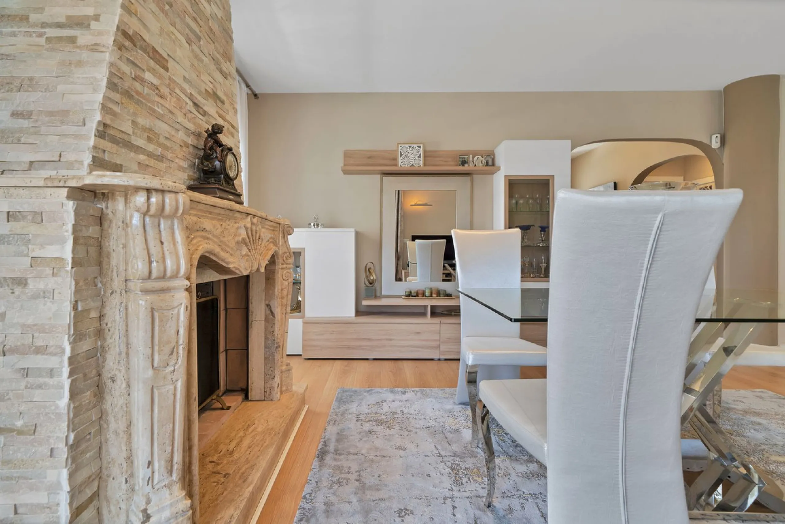 Located in the peaceful and sought-after area of Buenas Noches, just 2 minutes from the beach, this stunning property has been fully renovated using high-quality materials and refined contemporary design. Ideal as a family home or a second residence, it o