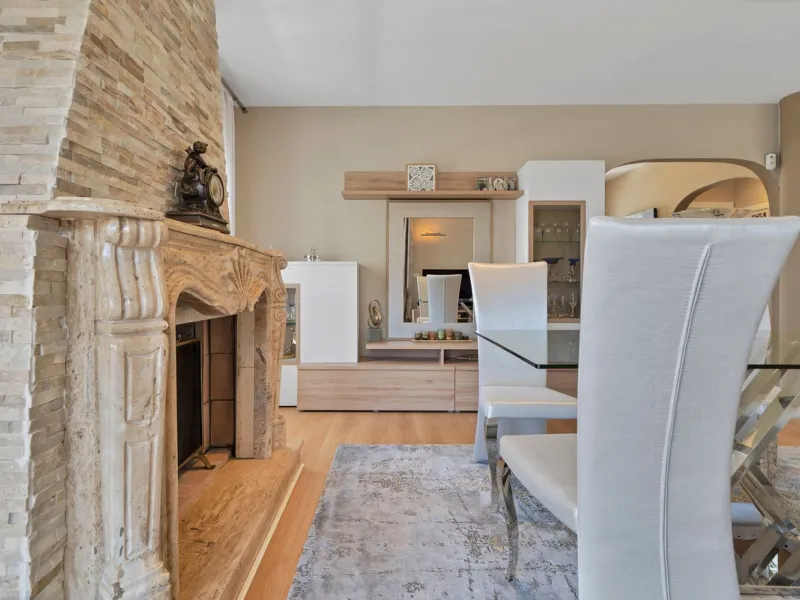 Located in the peaceful and sought-after area of Buenas Noches, just 2 minutes from the beach, this stunning property has been fully renovated using high-quality materials and refined contemporary design. Ideal as a family home or a second residence, it o