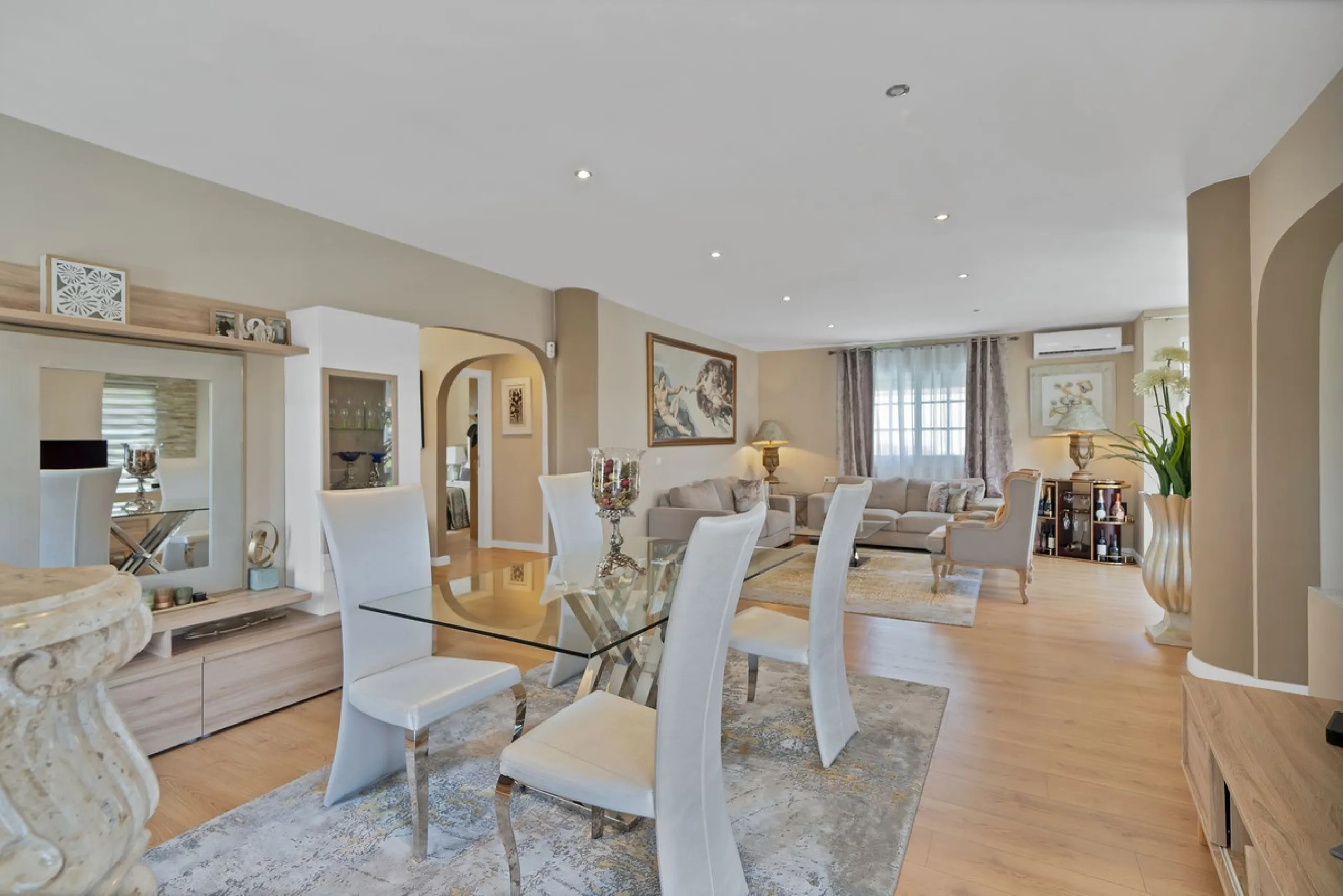 Located in the peaceful and sought-after area of Buenas Noches, just 2 minutes from the beach, this stunning property has been fully renovated using high-quality materials and refined contemporary design. Ideal as a family home or a second residence, it o
