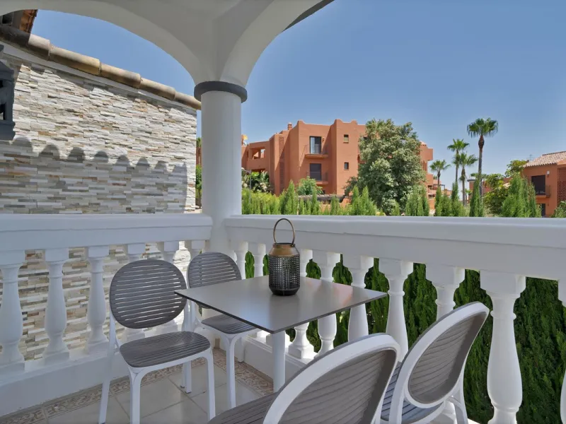 Located in the peaceful and sought-after area of Buenas Noches, just 2 minutes from the beach, this stunning property has been fully renovated using high-quality materials and refined contemporary design. Ideal as a family home or a second residence, it o