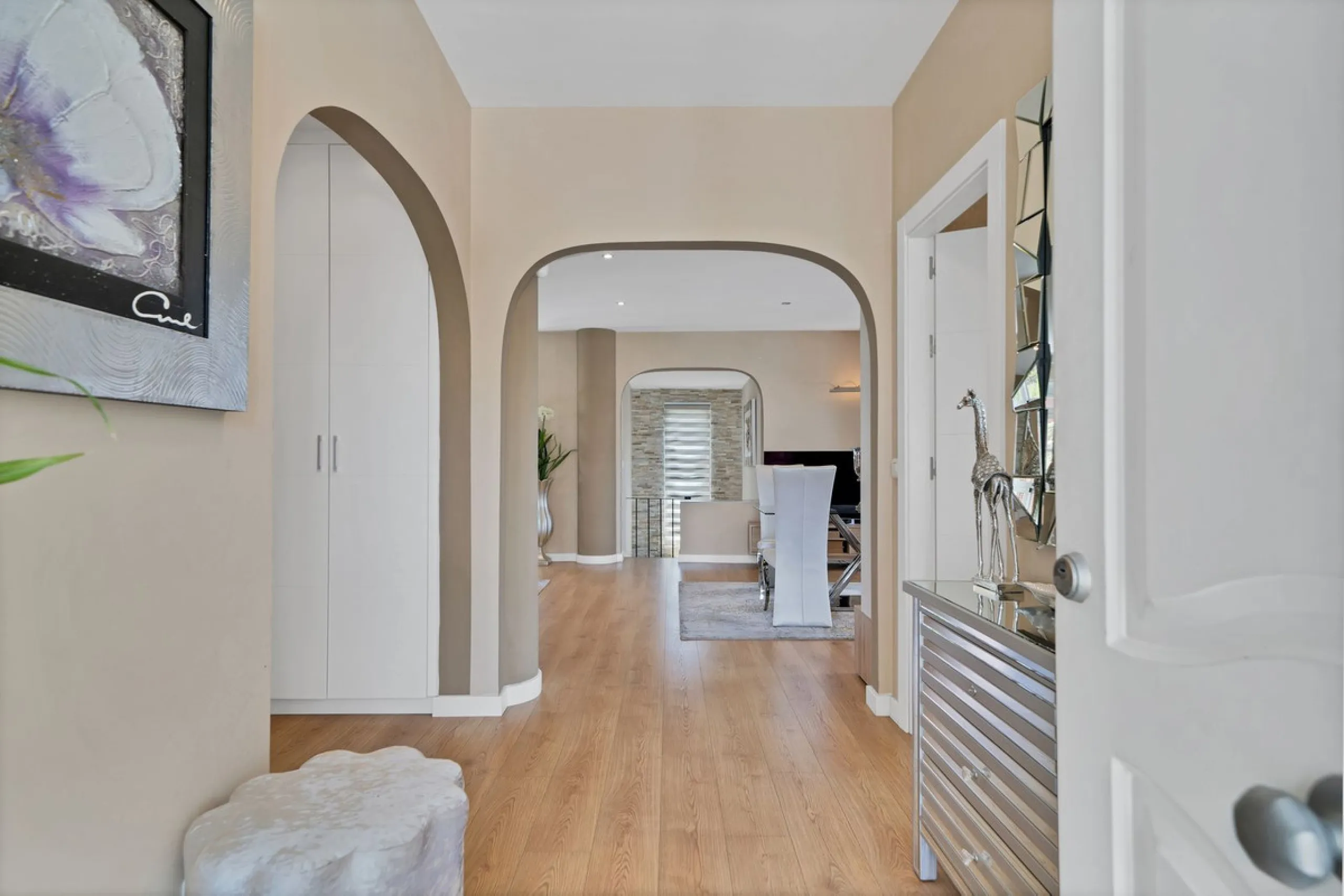Located in the peaceful and sought-after area of Buenas Noches, just 2 minutes from the beach, this stunning property has been fully renovated using high-quality materials and refined contemporary design. Ideal as a family home or a second residence, it o