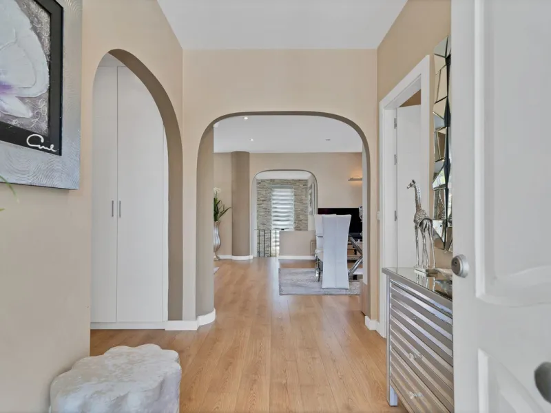 Located in the peaceful and sought-after area of Buenas Noches, just 2 minutes from the beach, this stunning property has been fully renovated using high-quality materials and refined contemporary design. Ideal as a family home or a second residence, it o