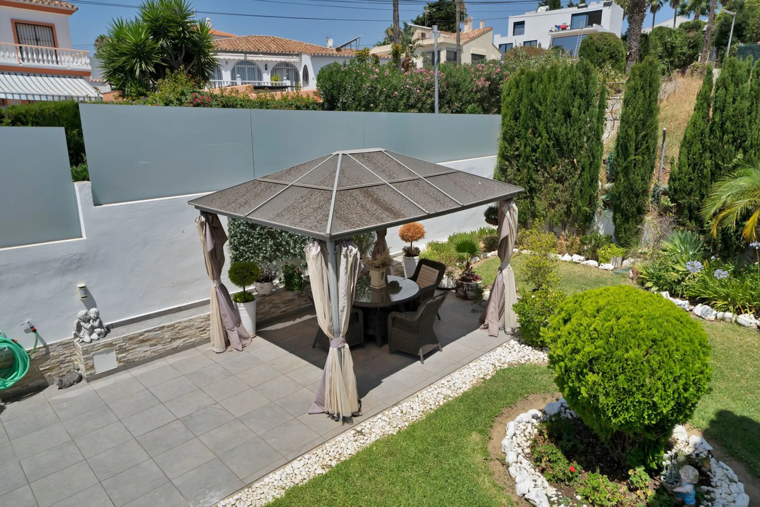 Located in the peaceful and sought-after area of Buenas Noches, just 2 minutes from the beach, this stunning property has been fully renovated using high-quality materials and refined contemporary design. Ideal as a family home or a second residence, it o