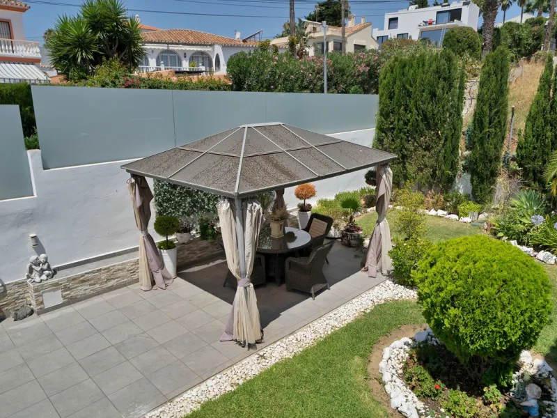 Located in the peaceful and sought-after area of Buenas Noches, just 2 minutes from the beach, this stunning property has been fully renovated using high-quality materials and refined contemporary design. Ideal as a family home or a second residence, it o
