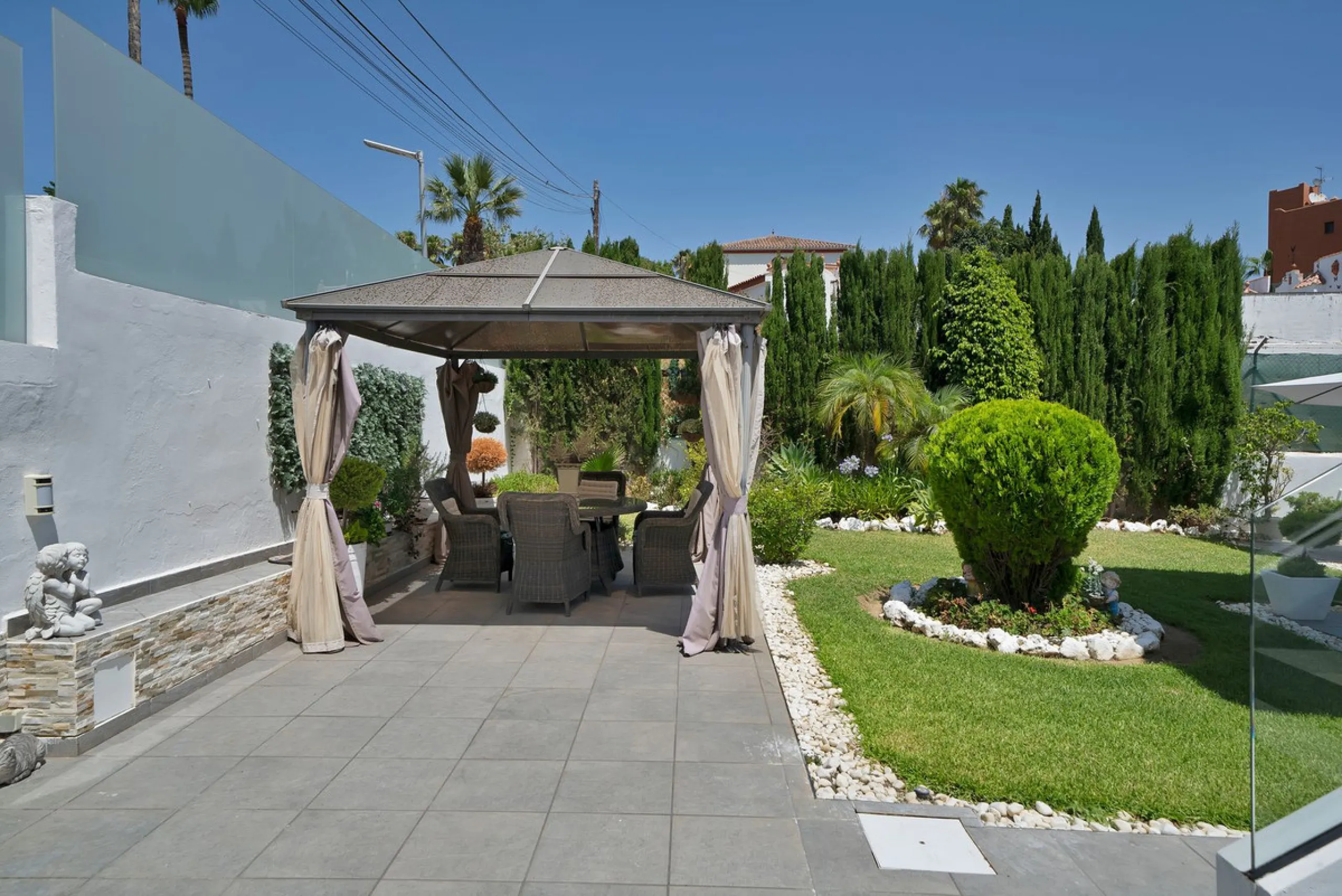 Located in the peaceful and sought-after area of Buenas Noches, just 2 minutes from the beach, this stunning property has been fully renovated using high-quality materials and refined contemporary design. Ideal as a family home or a second residence, it o